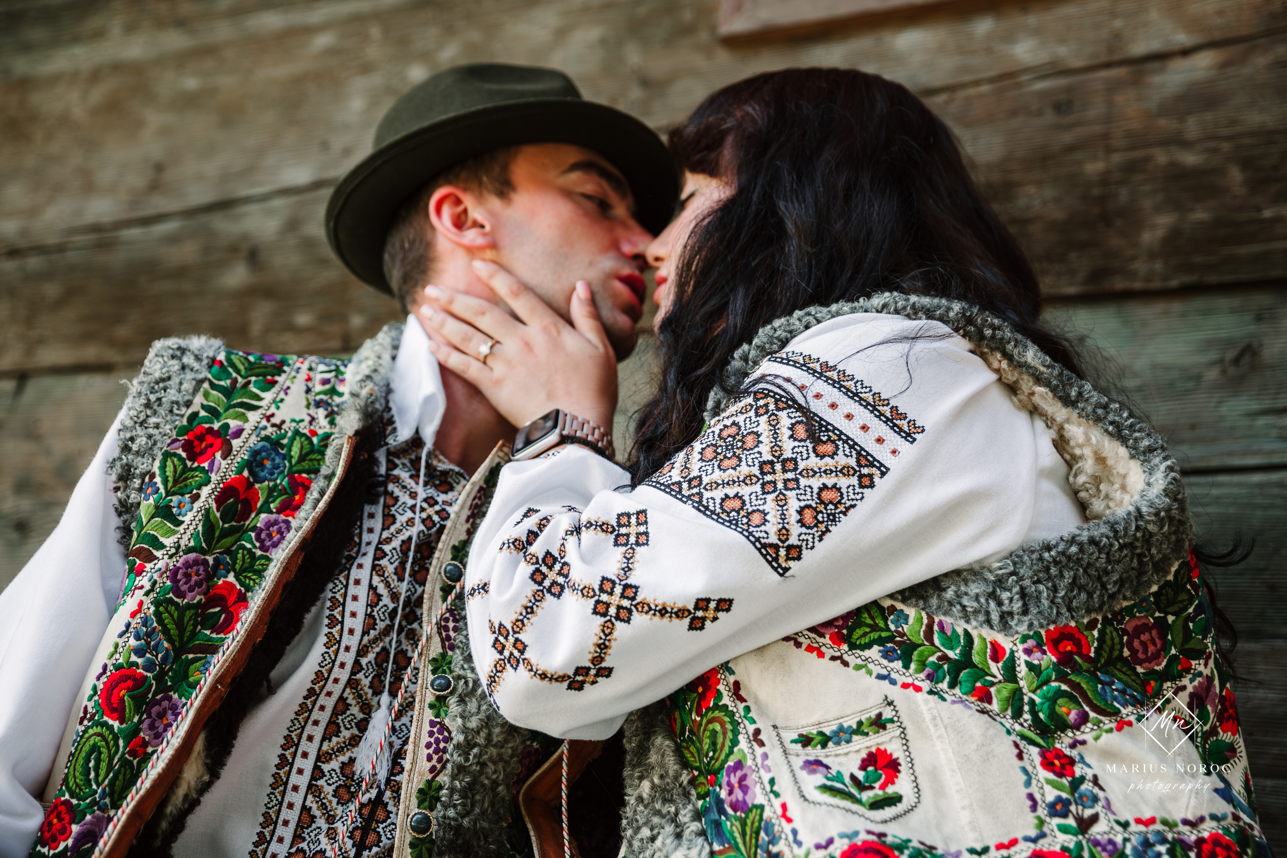 Sabina și Ionuț, îmbrăcați în costume populare bucovinene, au realizat o ședință foto "Save the Date" la Muzeul Satului Bucovinean din Suceava. Fotografii tradiționale și romantice, surprinse într-un peisaj autentic și istoric, evidențiind dragostea și frumusețea tradițiilor locale.