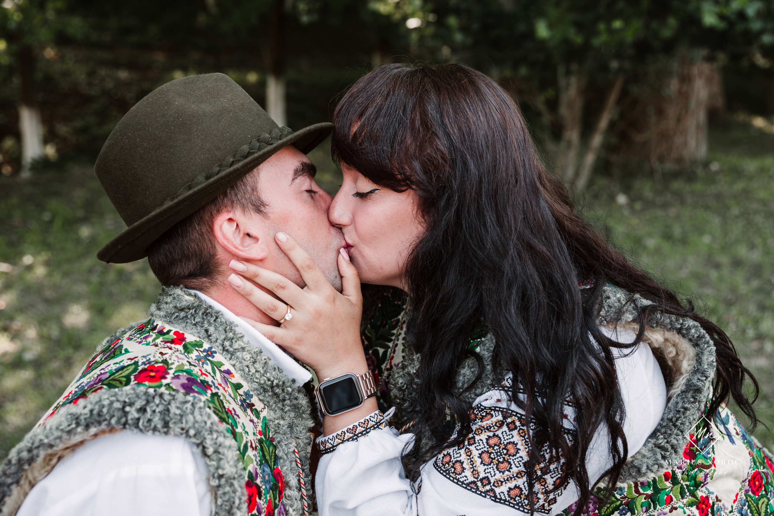 Sabina și Ionuț, îmbrăcați în costume populare bucovinene, au realizat o ședință foto "Save the Date" la Muzeul Satului Bucovinean din Suceava. Fotografii tradiționale și romantice, surprinse într-un peisaj autentic și istoric, evidențiind dragostea și frumusețea tradițiilor locale.