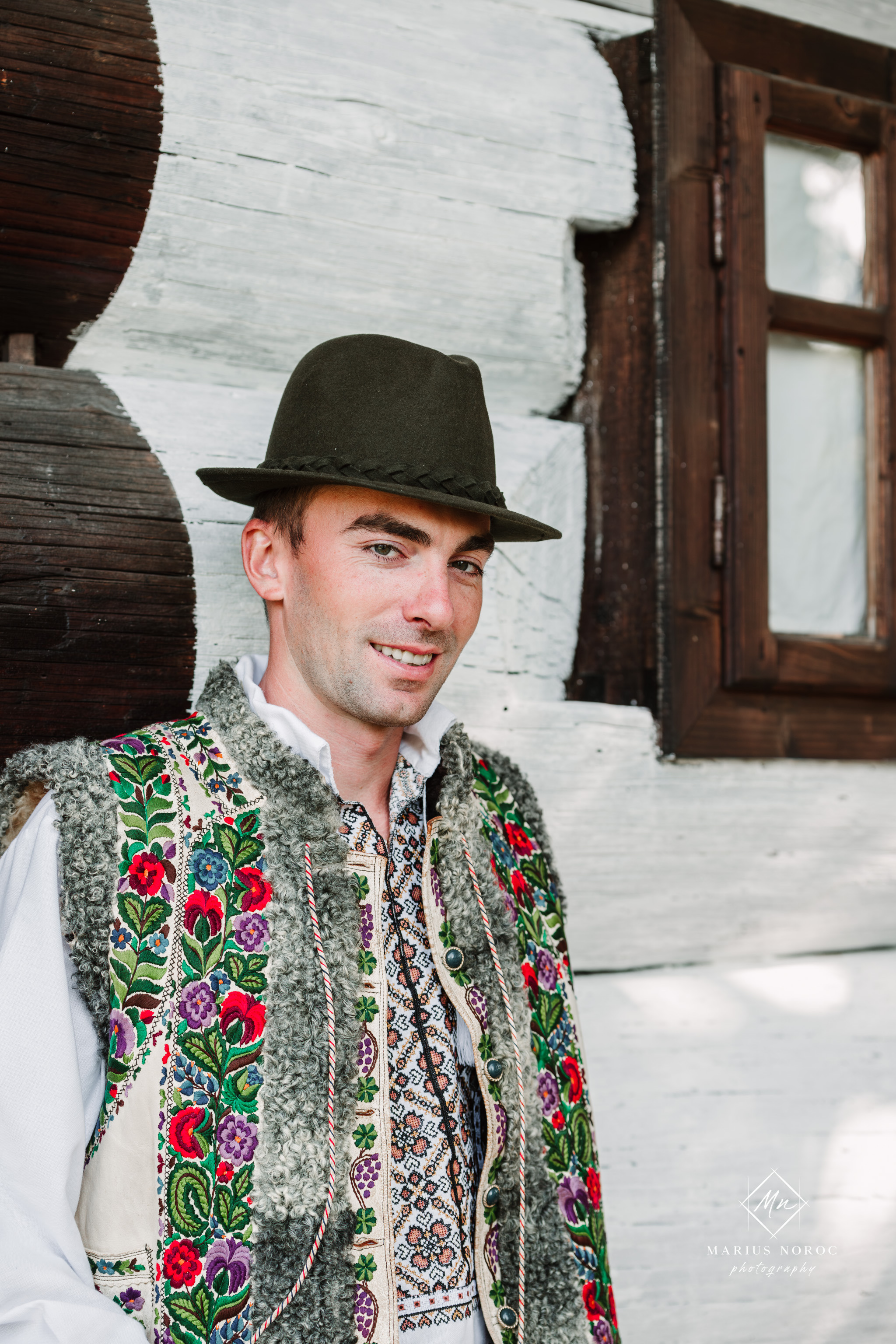 Sabina și Ionuț, îmbrăcați în costume populare bucovinene, au realizat o ședință foto "Save the Date" la Muzeul Satului Bucovinean din Suceava. Fotografii tradiționale și romantice, surprinse într-un peisaj autentic și istoric, evidențiind dragostea și frumusețea tradițiilor locale.