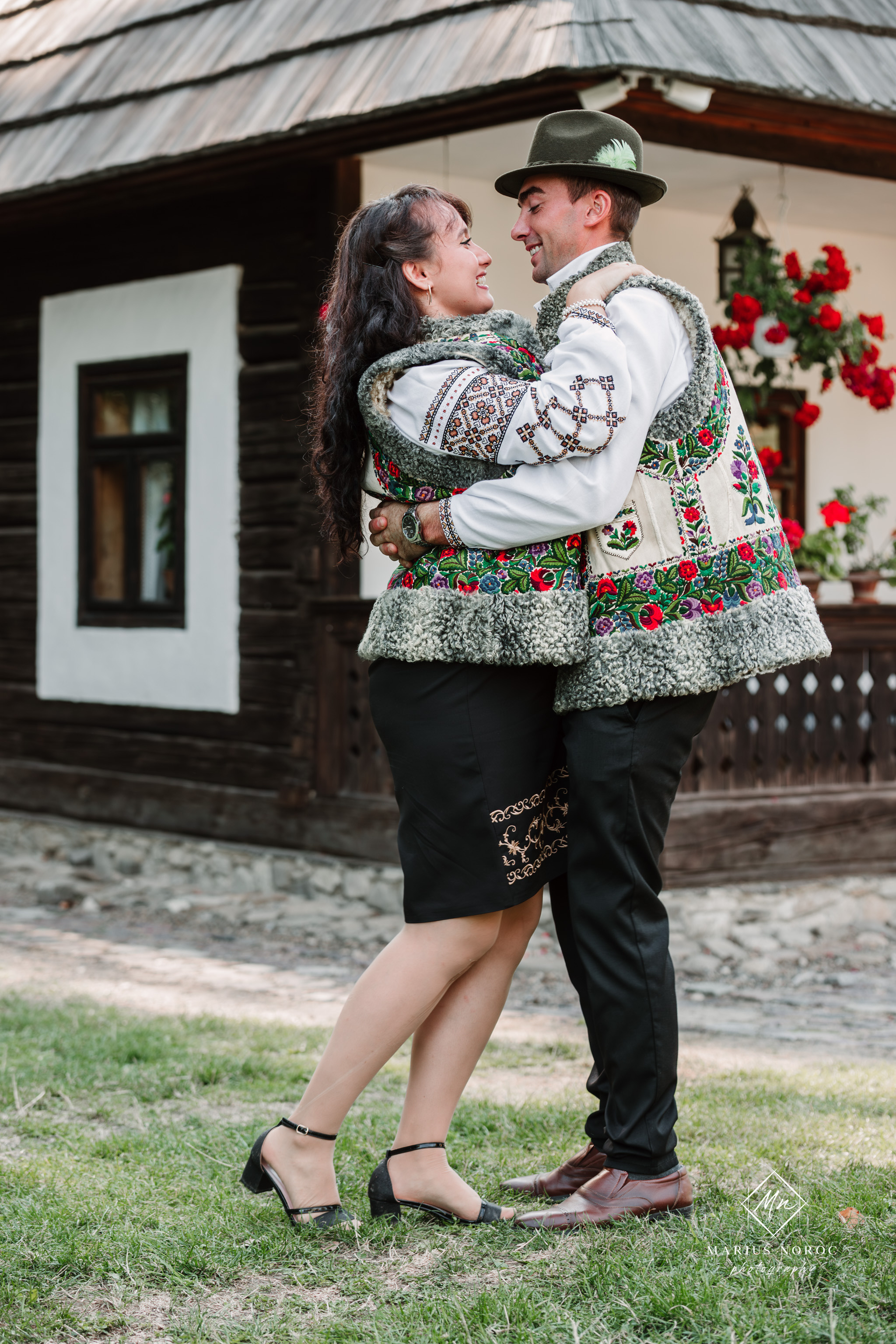 Sabina și Ionuț, îmbrăcați în costume populare bucovinene, au realizat o ședință foto "Save the Date" la Muzeul Satului Bucovinean din Suceava. Fotografii tradiționale și romantice, surprinse într-un peisaj autentic și istoric, evidențiind dragostea și frumusețea tradițiilor locale.