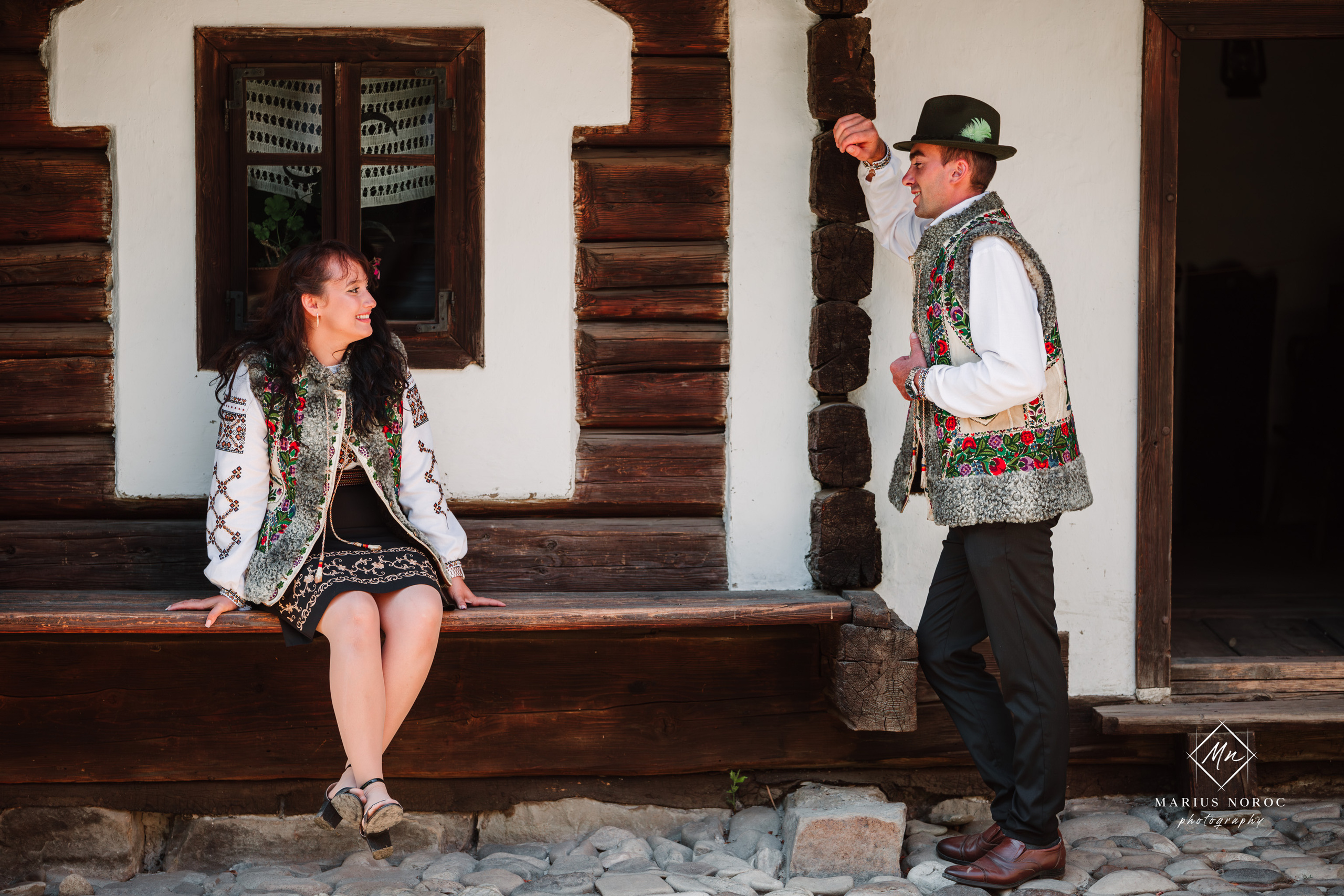 Sabina și Ionuț, îmbrăcați în costume populare bucovinene, au realizat o ședință foto "Save the Date" la Muzeul Satului Bucovinean din Suceava. Fotografii tradiționale și romantice, surprinse într-un peisaj autentic și istoric, evidențiind dragostea și frumusețea tradițiilor locale.