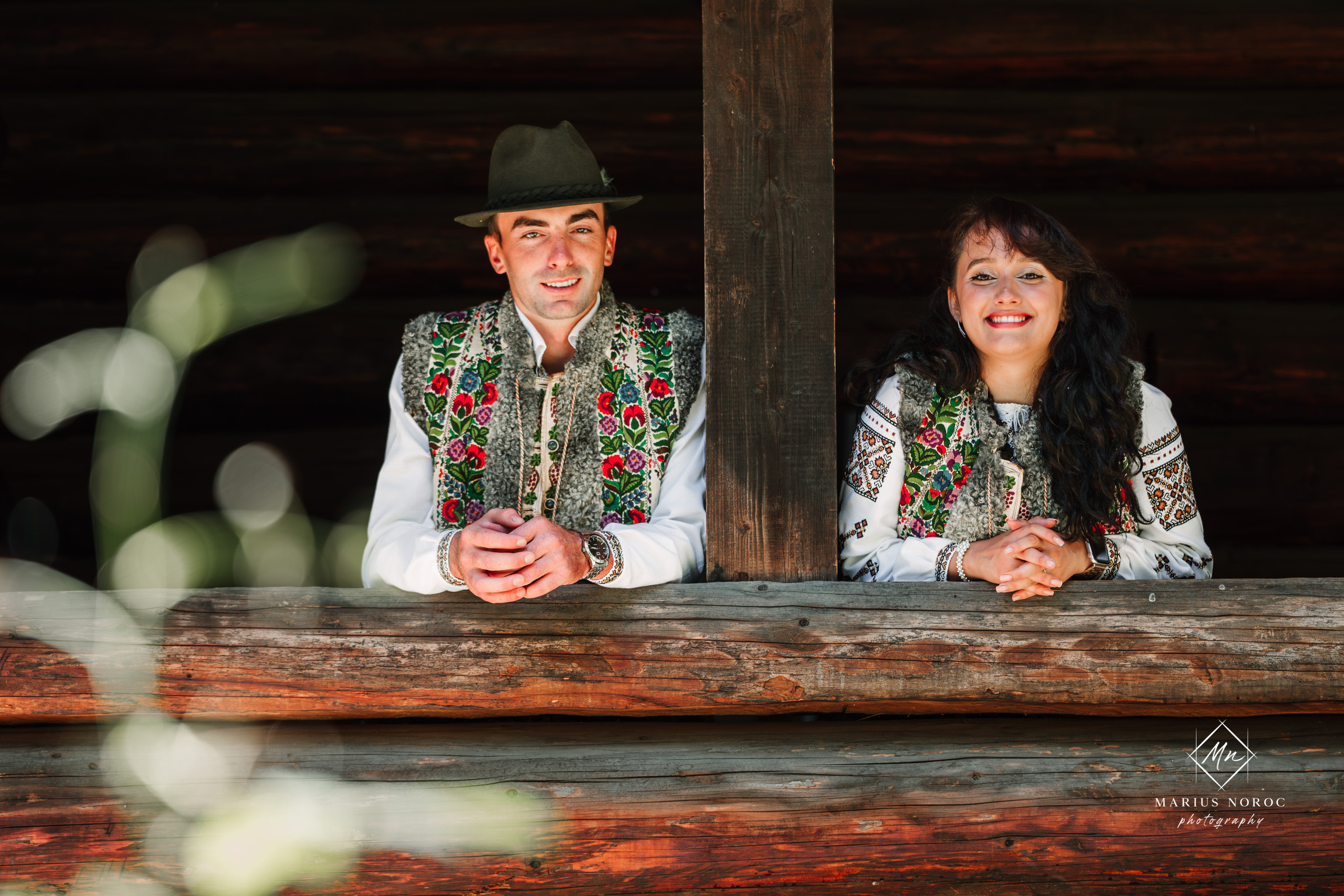 Sabina și Ionuț, îmbrăcați în costume populare bucovinene, au realizat o ședință foto "Save the Date" la Muzeul Satului Bucovinean din Suceava. Fotografii tradiționale și romantice, surprinse într-un peisaj autentic și istoric, evidențiind dragostea și frumusețea tradițiilor locale.