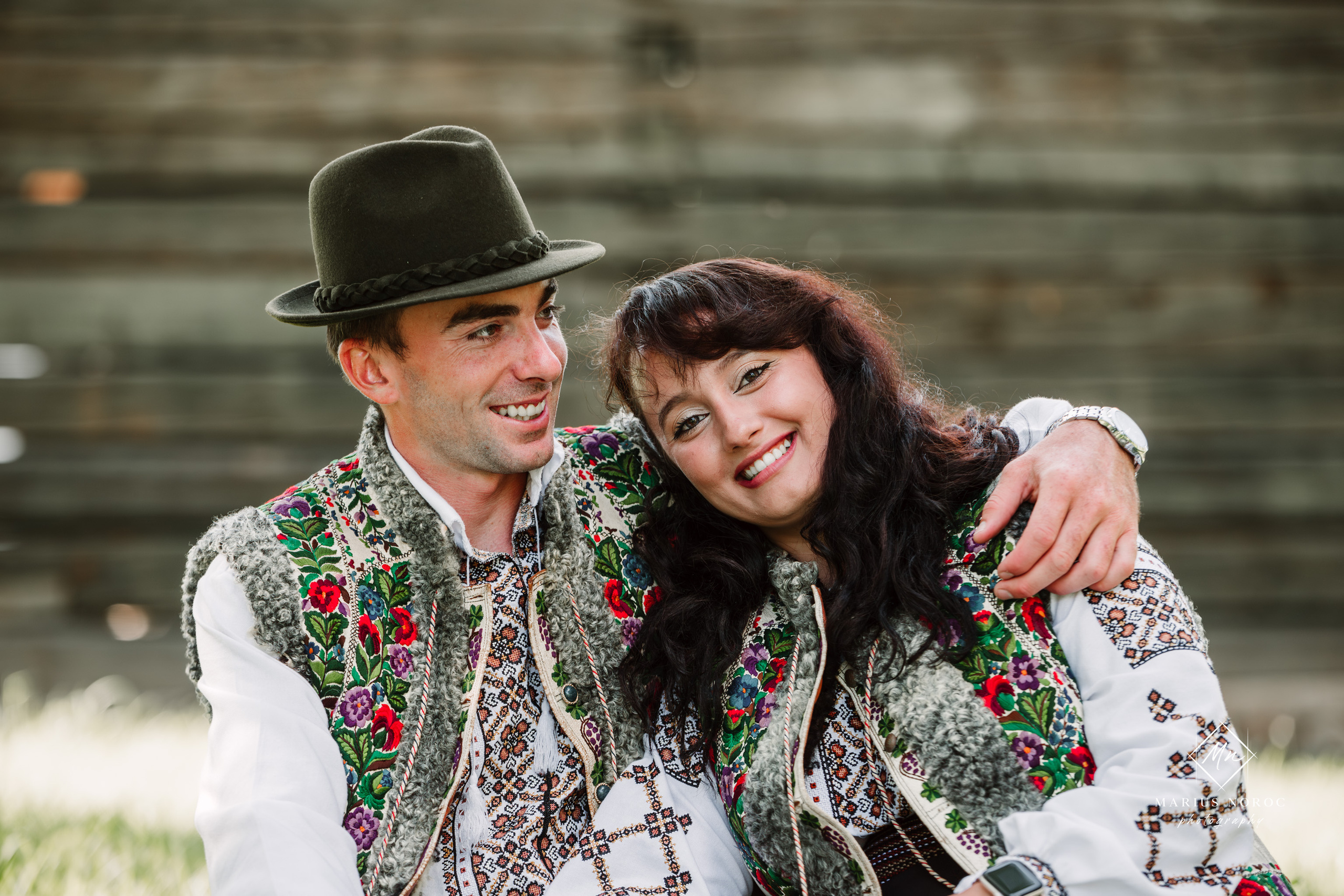 Sabina și Ionuț, îmbrăcați în costume populare bucovinene, au realizat o ședință foto "Save the Date" la Muzeul Satului Bucovinean din Suceava. Fotografii tradiționale și romantice, surprinse într-un peisaj autentic și istoric, evidențiind dragostea și frumusețea tradițiilor locale.