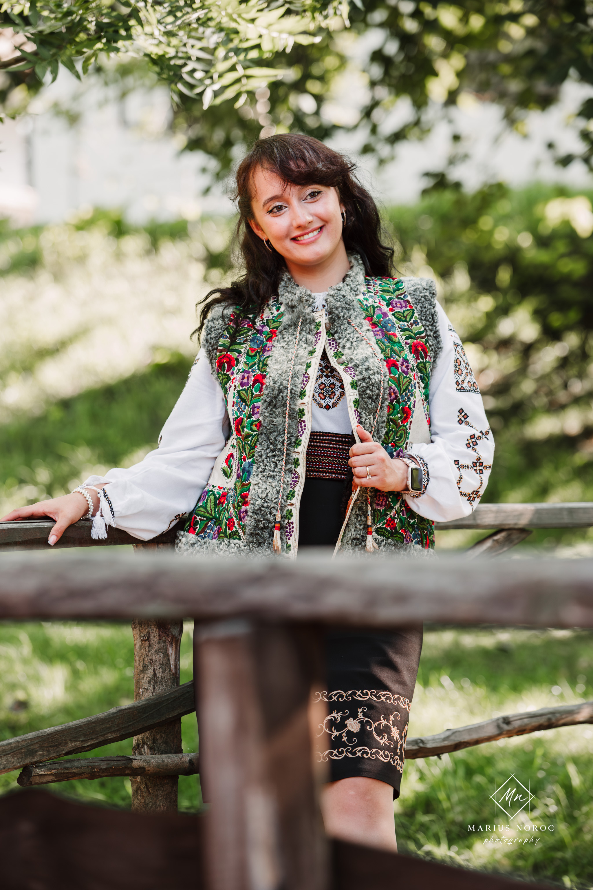 Sabina și Ionuț, îmbrăcați în costume populare bucovinene, au realizat o ședință foto "Save the Date" la Muzeul Satului Bucovinean din Suceava. Fotografii tradiționale și romantice, surprinse într-un peisaj autentic și istoric, evidențiind dragostea și frumusețea tradițiilor locale.