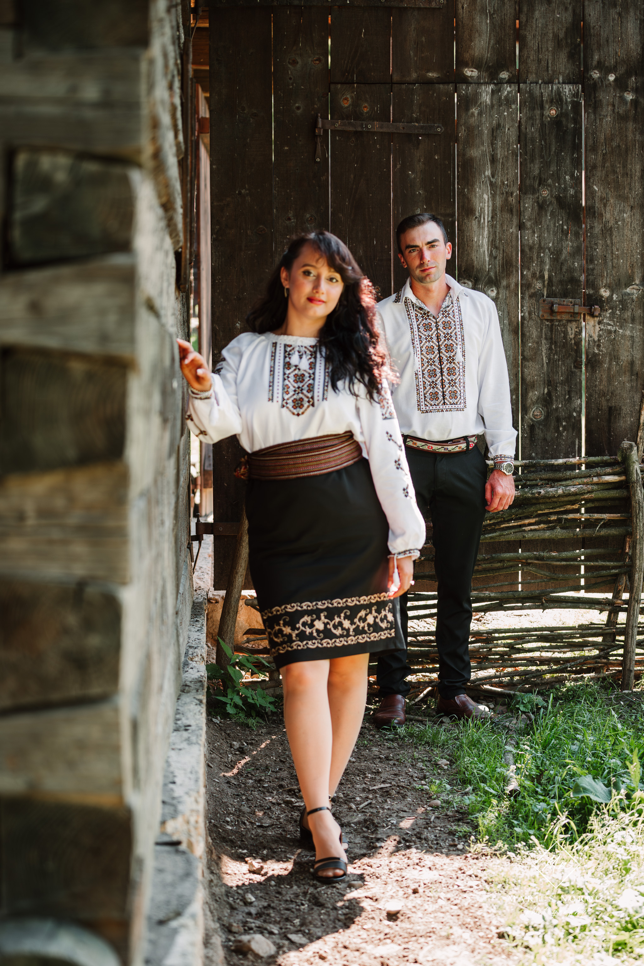 Sabina și Ionuț, îmbrăcați în costume populare bucovinene, au realizat o ședință foto "Save the Date" la Muzeul Satului Bucovinean din Suceava. Fotografii tradiționale și romantice, surprinse într-un peisaj autentic și istoric, evidențiind dragostea și frumusețea tradițiilor locale.