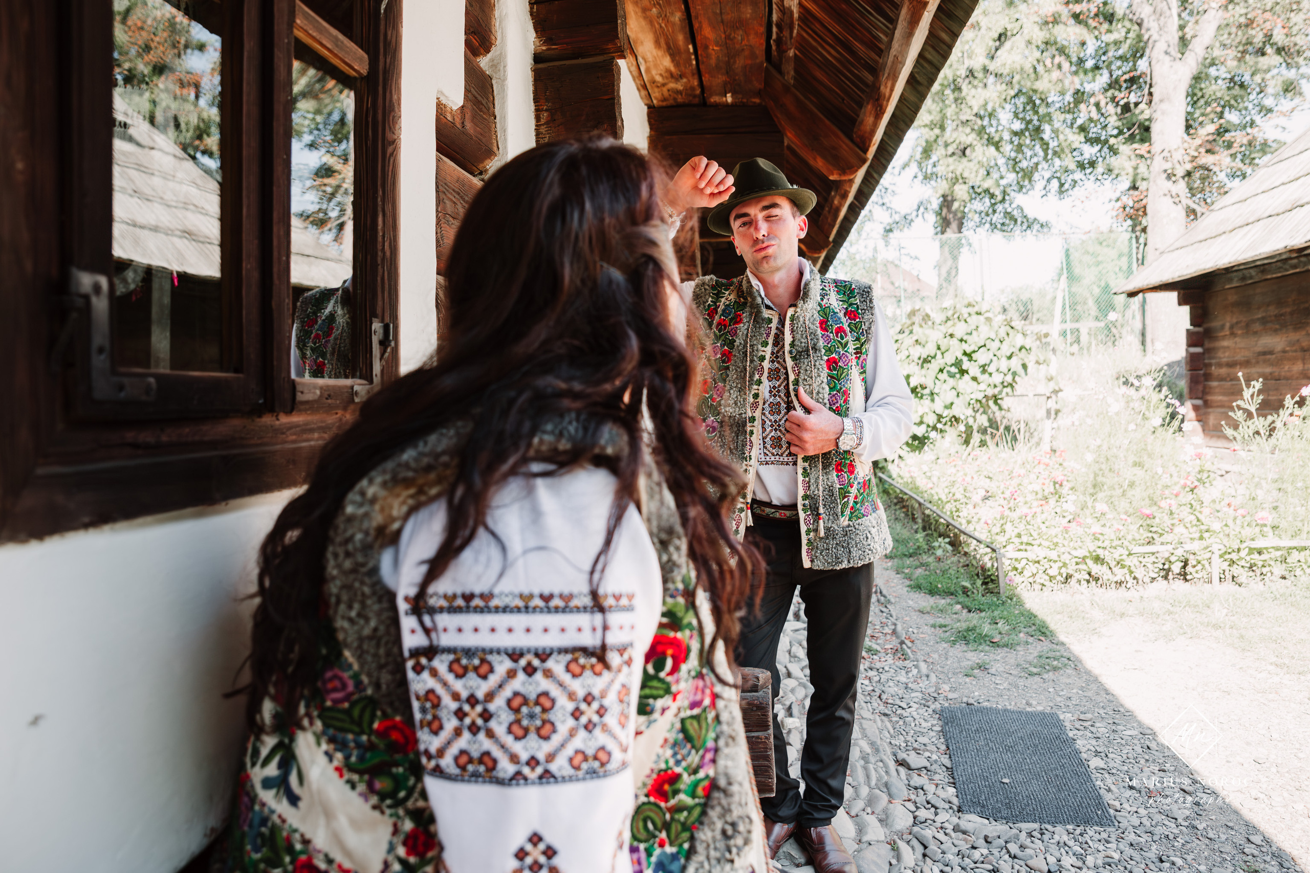 Sabina și Ionuț, îmbrăcați în costume populare bucovinene, au realizat o ședință foto "Save the Date" la Muzeul Satului Bucovinean din Suceava. Fotografii tradiționale și romantice, surprinse într-un peisaj autentic și istoric, evidențiind dragostea și frumusețea tradițiilor locale.