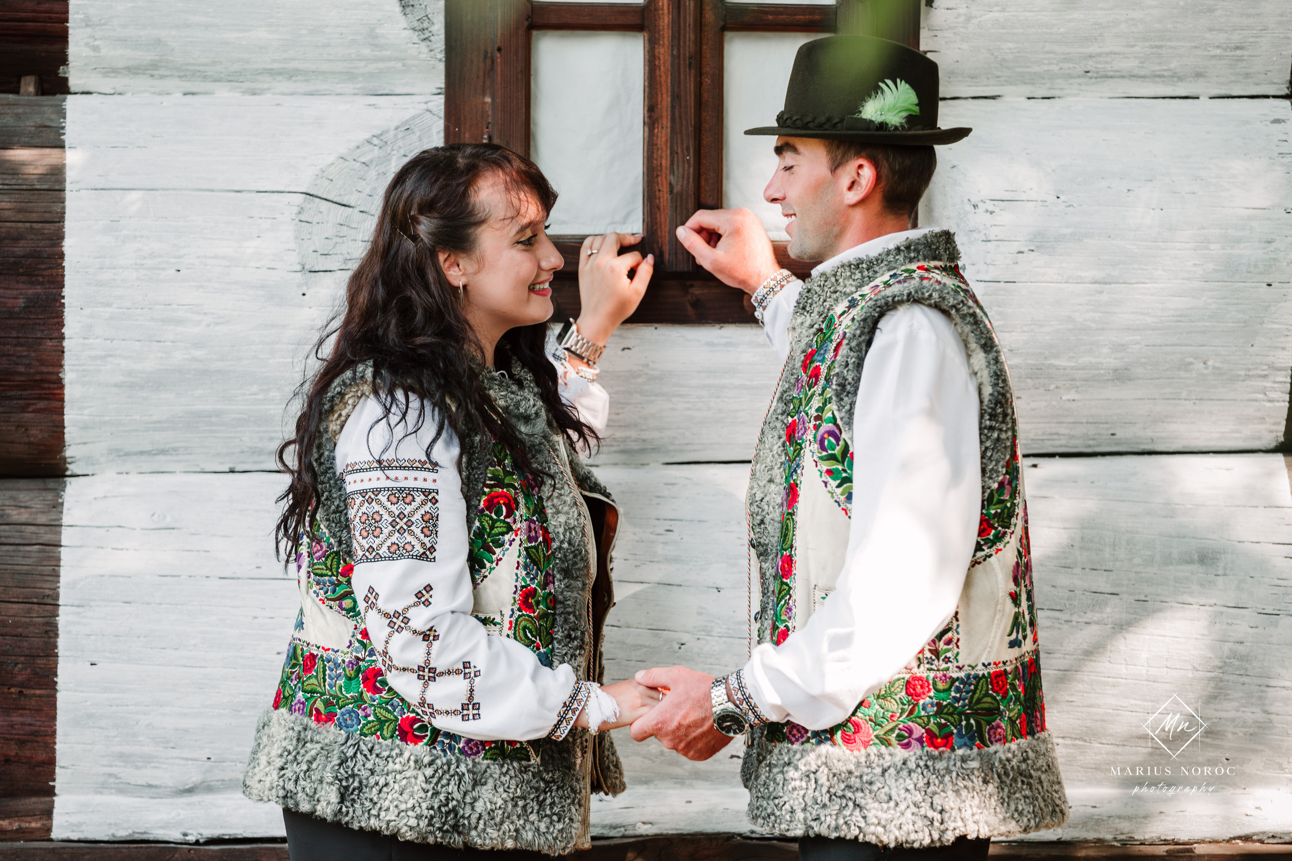 Sabina și Ionuț, îmbrăcați în costume populare bucovinene, au realizat o ședință foto "Save the Date" la Muzeul Satului Bucovinean din Suceava. Fotografii tradiționale și romantice, surprinse într-un peisaj autentic și istoric, evidențiind dragostea și frumusețea tradițiilor locale.