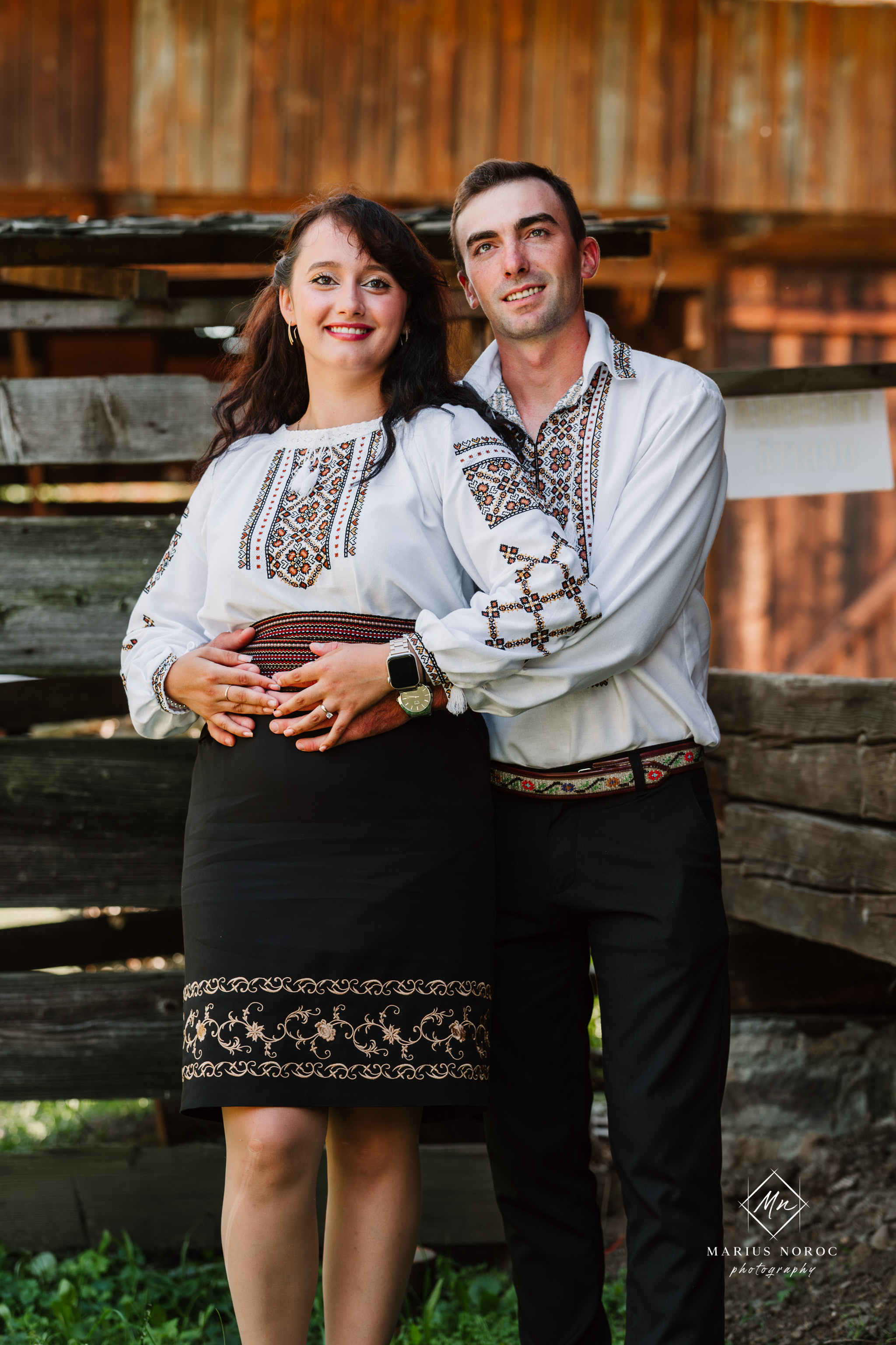 Sabina și Ionuț, îmbrăcați în costume populare bucovinene, au realizat o ședință foto "Save the Date" la Muzeul Satului Bucovinean din Suceava. Fotografii tradiționale și romantice, surprinse într-un peisaj autentic și istoric, evidențiind dragostea și frumusețea tradițiilor locale.