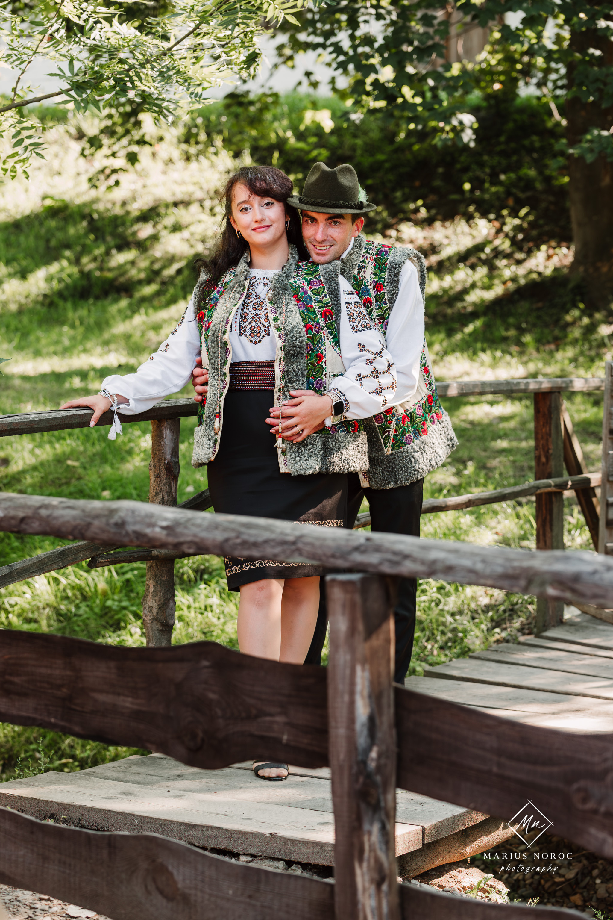 Sabina și Ionuț, îmbrăcați în costume populare bucovinene, au realizat o ședință foto "Save the Date" la Muzeul Satului Bucovinean din Suceava. Fotografii tradiționale și romantice, surprinse într-un peisaj autentic și istoric, evidențiind dragostea și frumusețea tradițiilor locale.