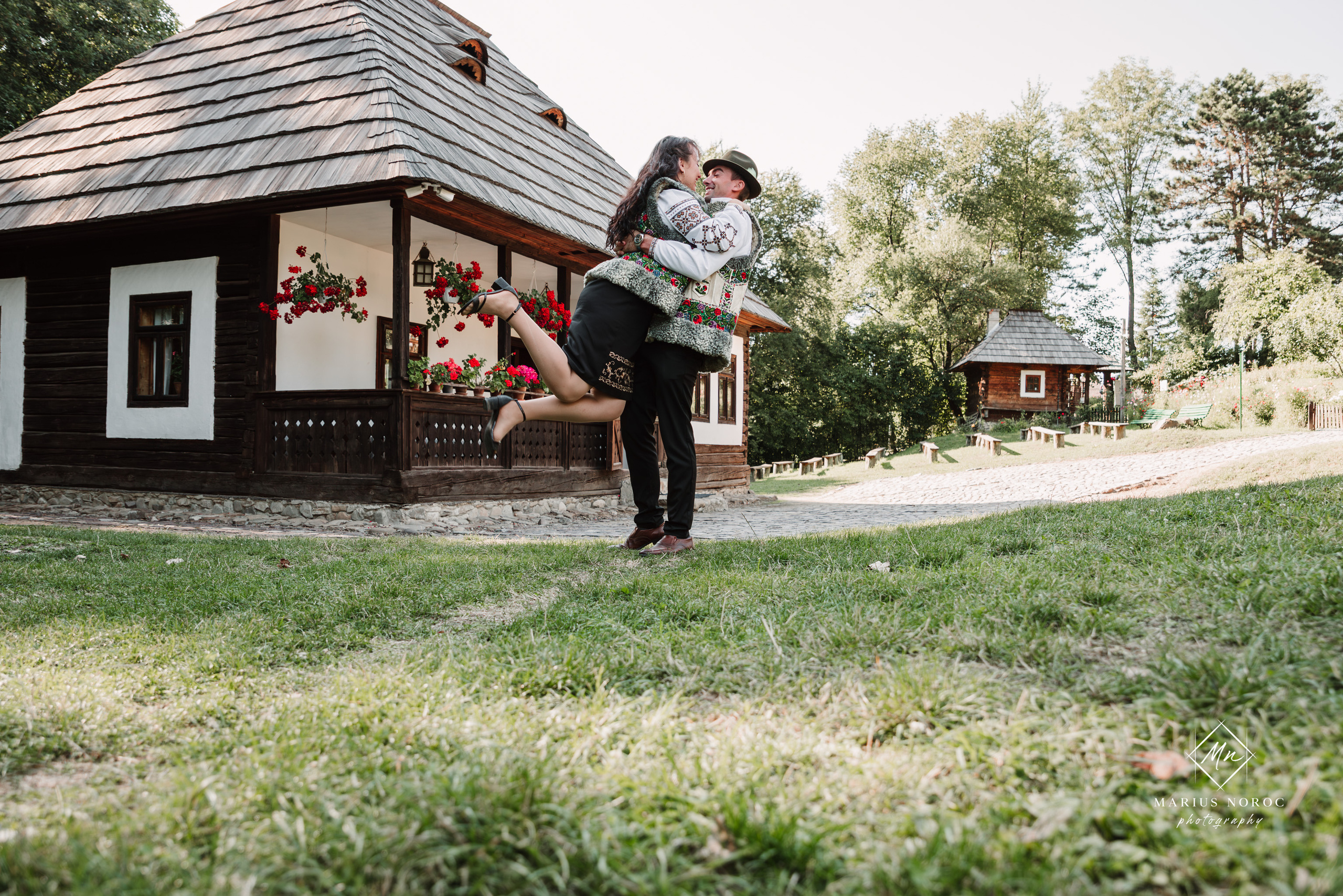Sabina și Ionuț, îmbrăcați în costume populare bucovinene, au realizat o ședință foto "Save the Date" la Muzeul Satului Bucovinean din Suceava. Fotografii tradiționale și romantice, surprinse într-un peisaj autentic și istoric, evidențiind dragostea și frumusețea tradițiilor locale.