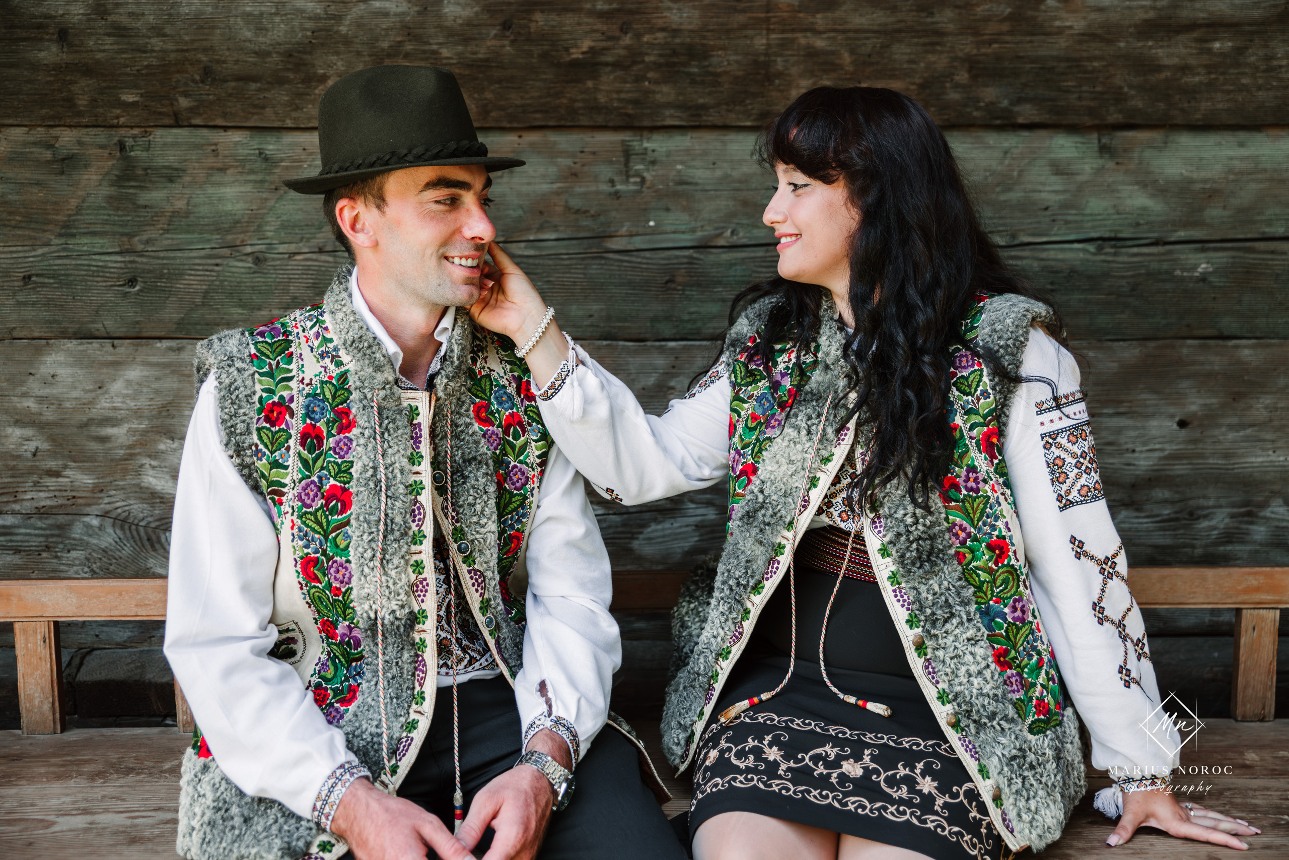 Sabina și Ionuț, îmbrăcați în costume populare bucovinene, au realizat o ședință foto "Save the Date" la Muzeul Satului Bucovinean din Suceava. Fotografii tradiționale și romantice, surprinse într-un peisaj autentic și istoric, evidențiind dragostea și frumusețea tradițiilor locale.