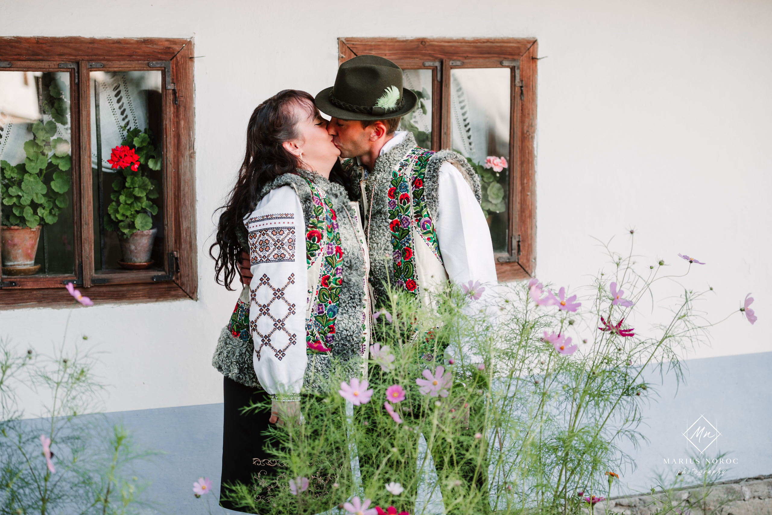Sabina și Ionuț, îmbrăcați în costume populare bucovinene, au realizat o ședință foto "Save the Date" la Muzeul Satului Bucovinean din Suceava. Fotografii tradiționale și romantice, surprinse într-un peisaj autentic și istoric, evidențiind dragostea și frumusețea tradițiilor locale.