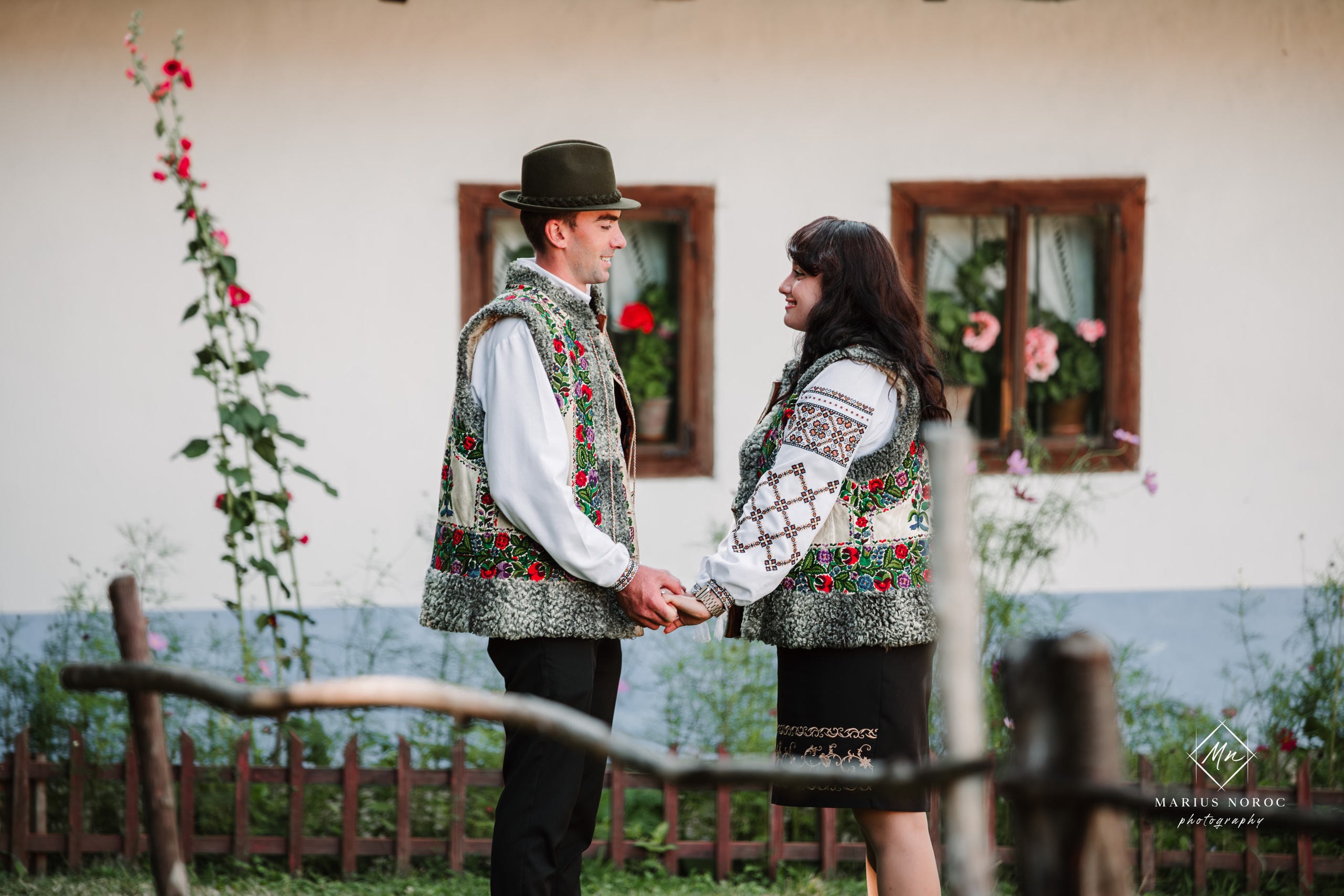 Sabina și Ionuț, îmbrăcați în costume populare bucovinene, au realizat o ședință foto "Save the Date" la Muzeul Satului Bucovinean din Suceava. Fotografii tradiționale și romantice, surprinse într-un peisaj autentic și istoric, evidențiind dragostea și frumusețea tradițiilor locale.
