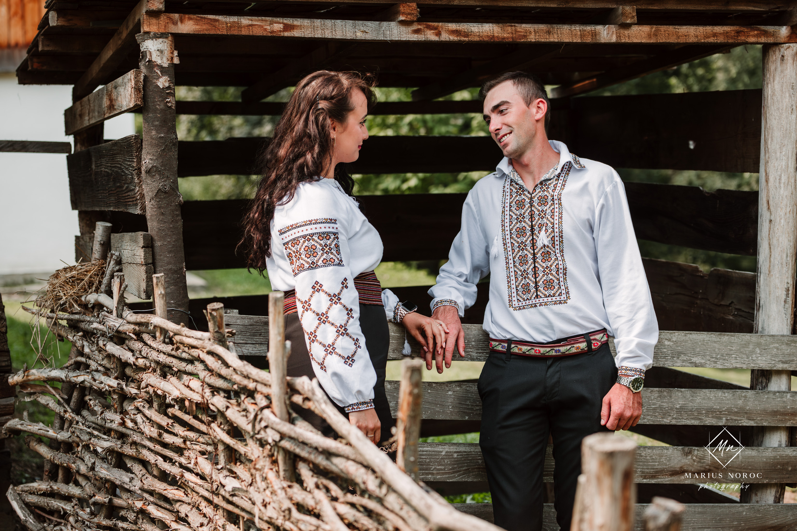 Sabina și Ionuț, îmbrăcați în costume populare bucovinene, au realizat o ședință foto "Save the Date" la Muzeul Satului Bucovinean din Suceava. Fotografii tradiționale și romantice, surprinse într-un peisaj autentic și istoric, evidențiind dragostea și frumusețea tradițiilor locale.