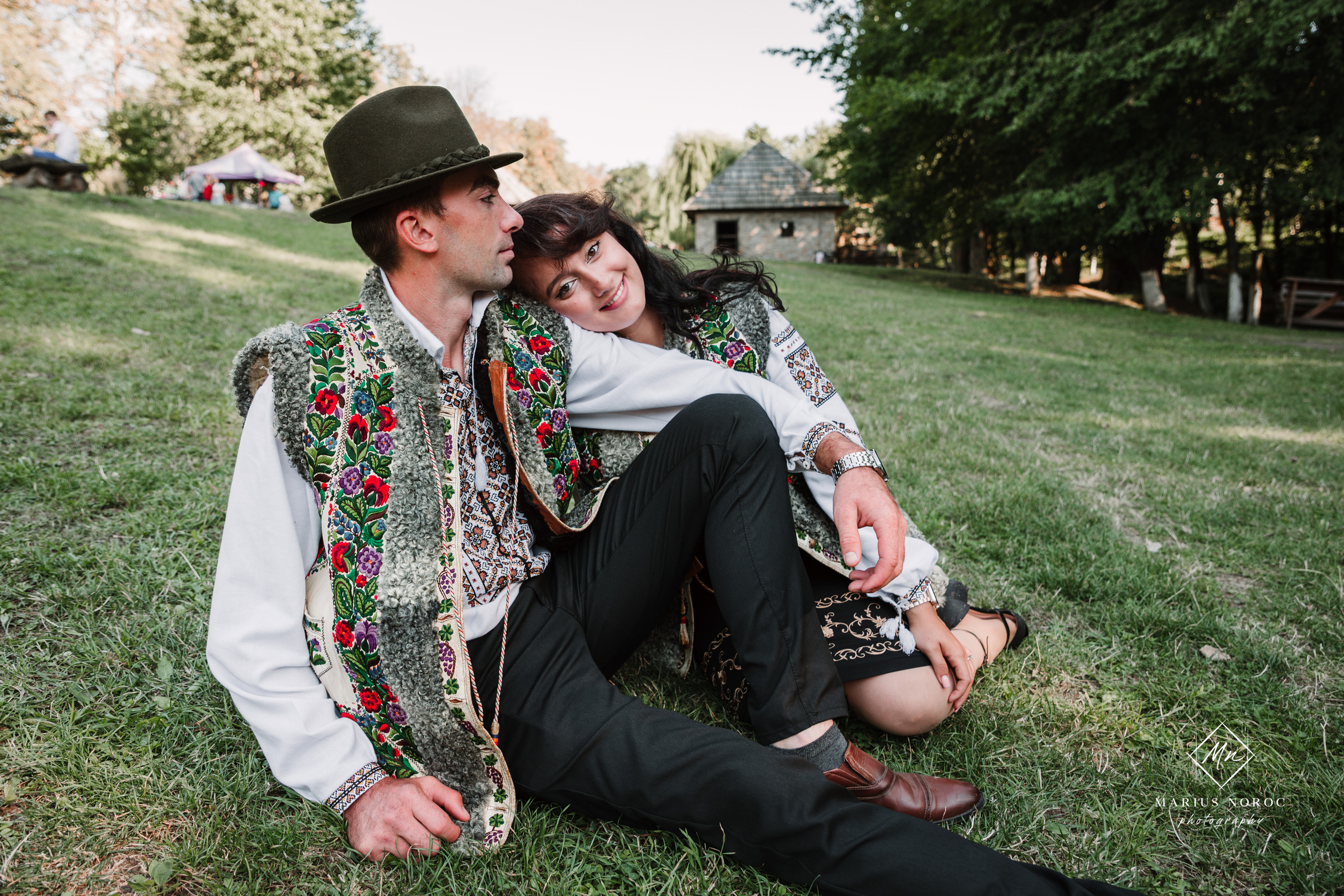 Sabina și Ionuț, îmbrăcați în costume populare bucovinene, au realizat o ședință foto "Save the Date" la Muzeul Satului Bucovinean din Suceava. Fotografii tradiționale și romantice, surprinse într-un peisaj autentic și istoric, evidențiind dragostea și frumusețea tradițiilor locale.