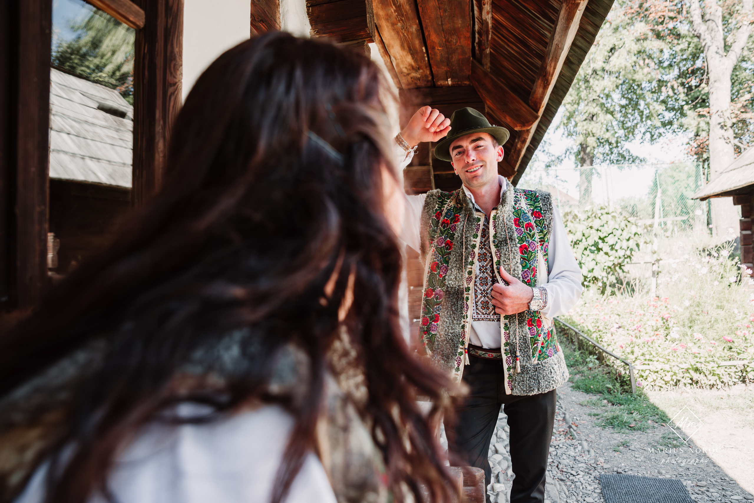 Sabina și Ionuț, îmbrăcați în costume populare bucovinene, au realizat o ședință foto "Save the Date" la Muzeul Satului Bucovinean din Suceava. Fotografii tradiționale și romantice, surprinse într-un peisaj autentic și istoric, evidențiind dragostea și frumusețea tradițiilor locale.