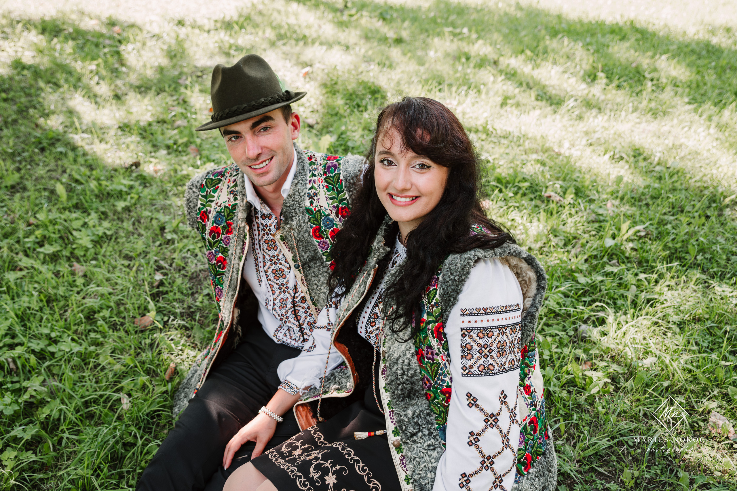 Sabina și Ionuț, îmbrăcați în costume populare bucovinene, au realizat o ședință foto "Save the Date" la Muzeul Satului Bucovinean din Suceava. Fotografii tradiționale și romantice, surprinse într-un peisaj autentic și istoric, evidențiind dragostea și frumusețea tradițiilor locale.