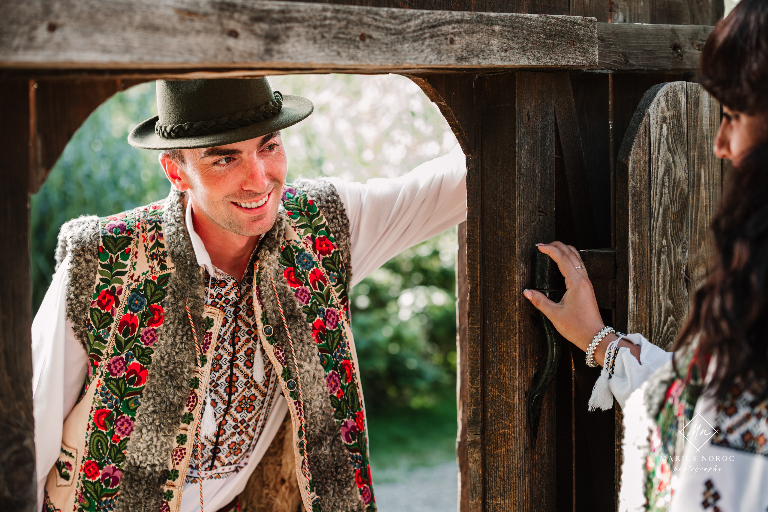 Sabina și Ionuț, îmbrăcați în costume populare bucovinene, au realizat o ședință foto "Save the Date" la Muzeul Satului Bucovinean din Suceava. Fotografii tradiționale și romantice, surprinse într-un peisaj autentic și istoric, evidențiind dragostea și frumusețea tradițiilor locale.