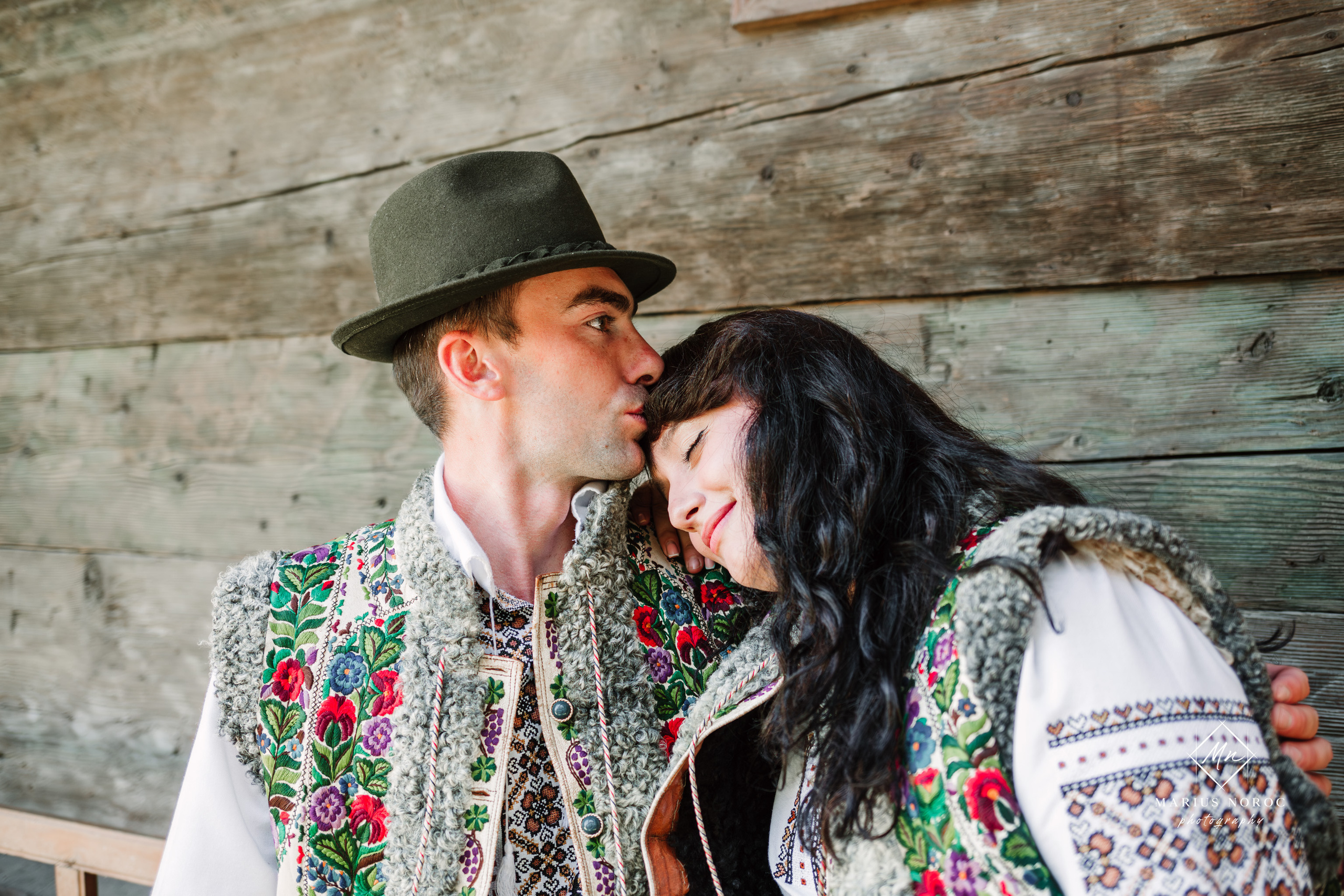 Sabina și Ionuț, îmbrăcați în costume populare bucovinene, au realizat o ședință foto "Save the Date" la Muzeul Satului Bucovinean din Suceava. Fotografii tradiționale și romantice, surprinse într-un peisaj autentic și istoric, evidențiind dragostea și frumusețea tradițiilor locale.