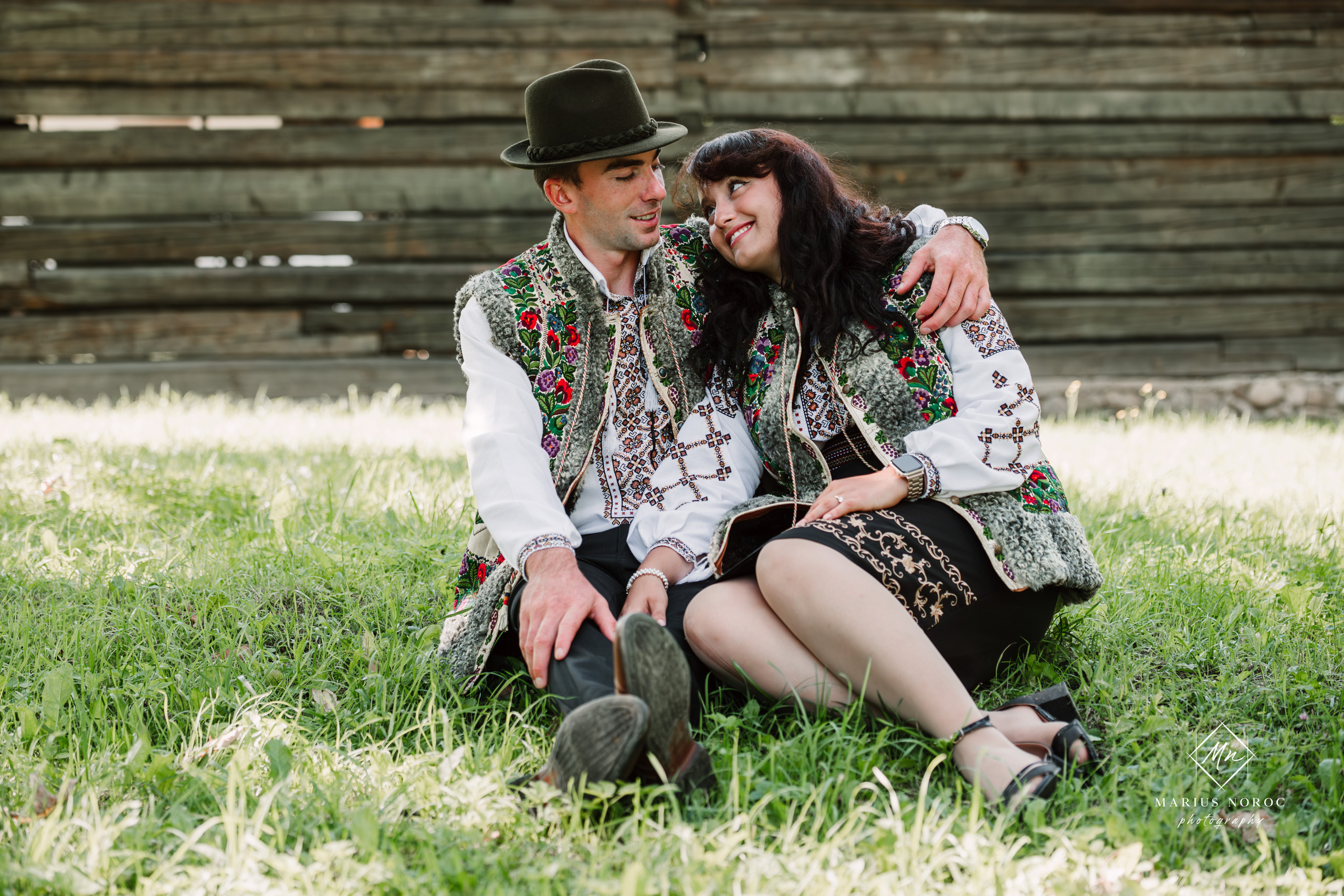 Sabina și Ionuț, îmbrăcați în costume populare bucovinene, au realizat o ședință foto "Save the Date" la Muzeul Satului Bucovinean din Suceava. Fotografii tradiționale și romantice, surprinse într-un peisaj autentic și istoric, evidențiind dragostea și frumusețea tradițiilor locale.