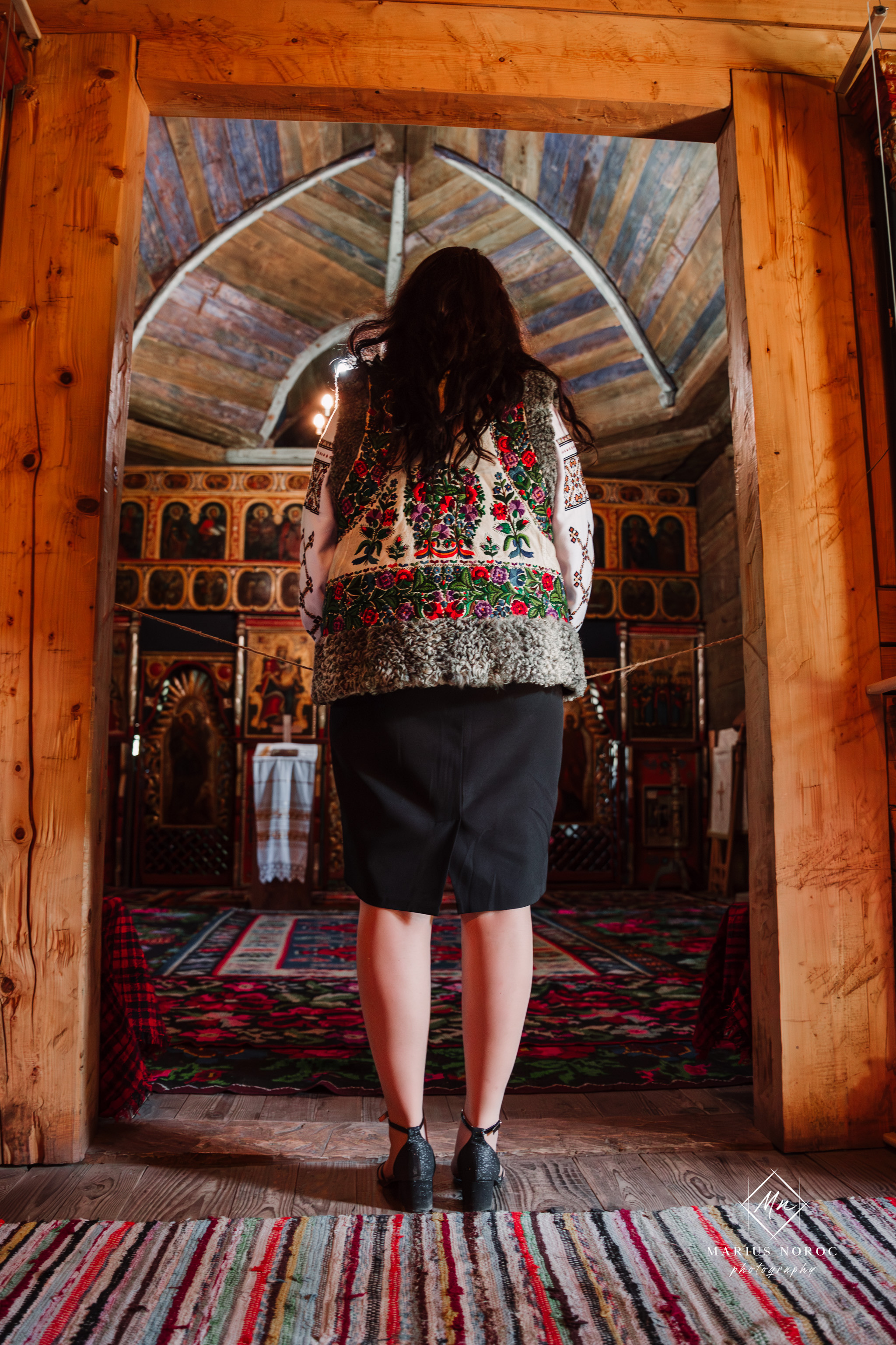 Sabina și Ionuț, îmbrăcați în costume populare bucovinene, au realizat o ședință foto "Save the Date" la Muzeul Satului Bucovinean din Suceava. Fotografii tradiționale și romantice, surprinse într-un peisaj autentic și istoric, evidențiind dragostea și frumusețea tradițiilor locale.