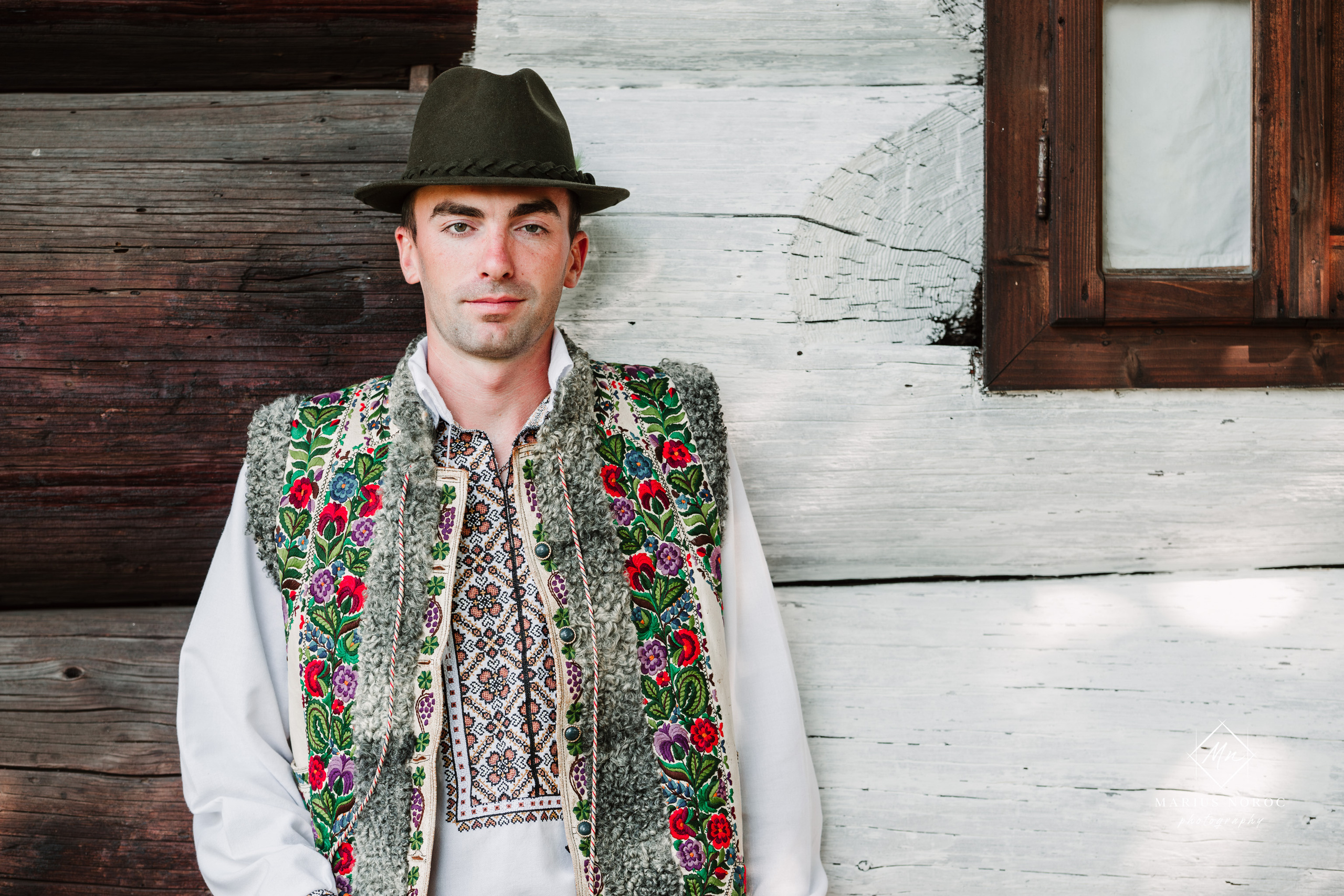 Sabina și Ionuț, îmbrăcați în costume populare bucovinene, au realizat o ședință foto "Save the Date" la Muzeul Satului Bucovinean din Suceava. Fotografii tradiționale și romantice, surprinse într-un peisaj autentic și istoric, evidențiind dragostea și frumusețea tradițiilor locale.