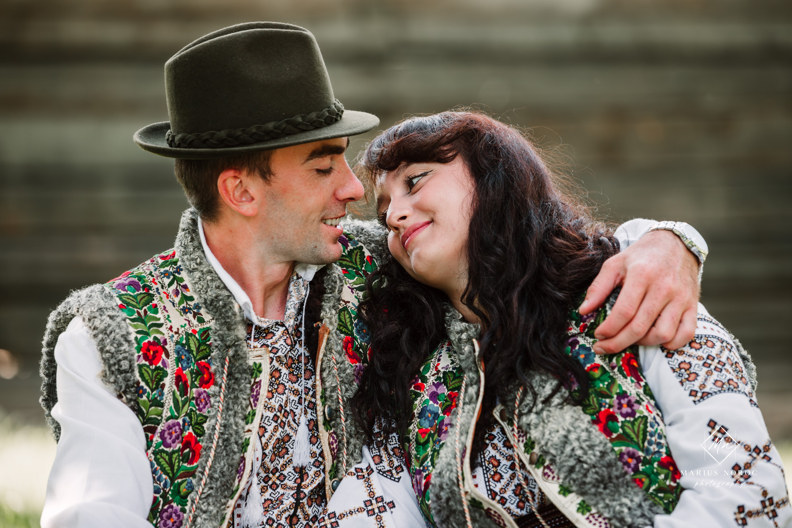 Sabina și Ionuț, îmbrăcați în costume populare bucovinene, au realizat o ședință foto "Save the Date" la Muzeul Satului Bucovinean din Suceava. Fotografii tradiționale și romantice, surprinse într-un peisaj autentic și istoric, evidențiind dragostea și frumusețea tradițiilor locale.