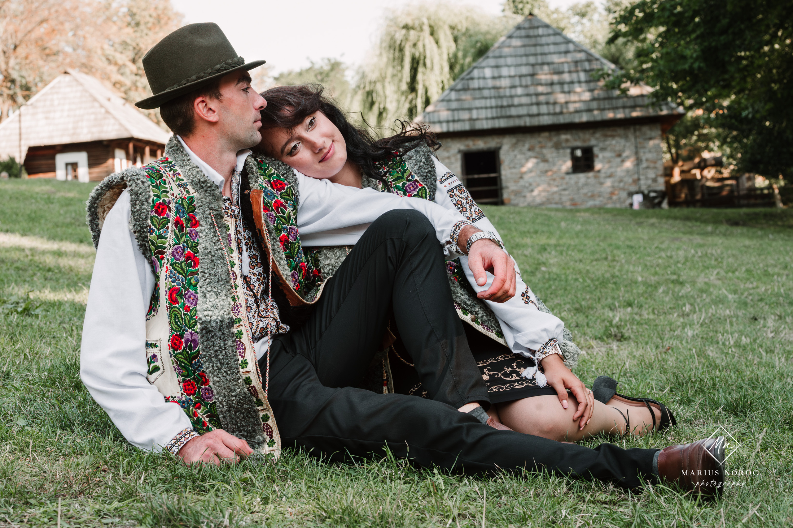 Sabina și Ionuț, îmbrăcați în costume populare bucovinene, au realizat o ședință foto "Save the Date" la Muzeul Satului Bucovinean din Suceava. Fotografii tradiționale și romantice, surprinse într-un peisaj autentic și istoric, evidențiind dragostea și frumusețea tradițiilor locale.