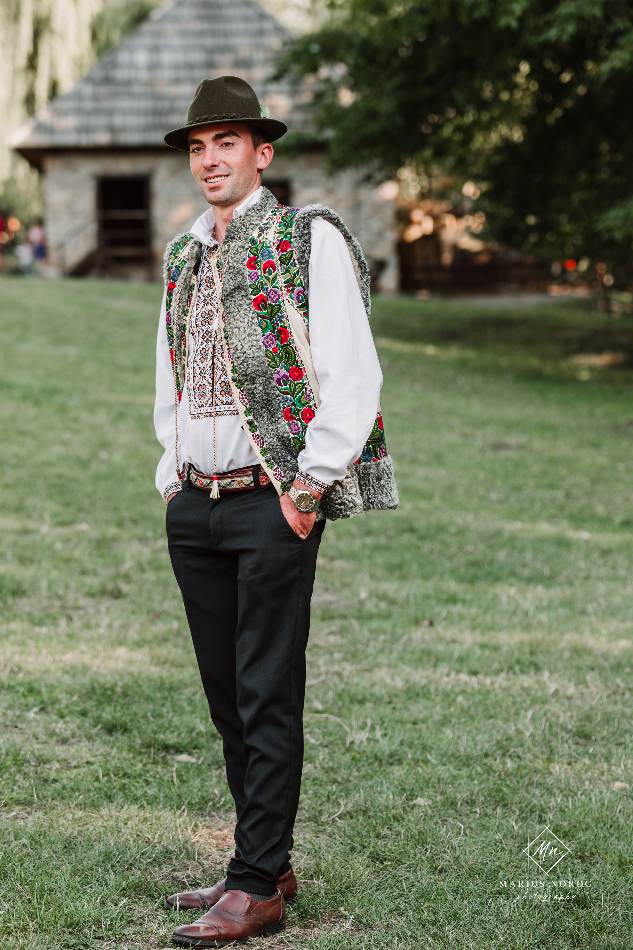 Sabina și Ionuț, îmbrăcați în costume populare bucovinene, au realizat o ședință foto "Save the Date" la Muzeul Satului Bucovinean din Suceava. Fotografii tradiționale și romantice, surprinse într-un peisaj autentic și istoric, evidențiind dragostea și frumusețea tradițiilor locale.