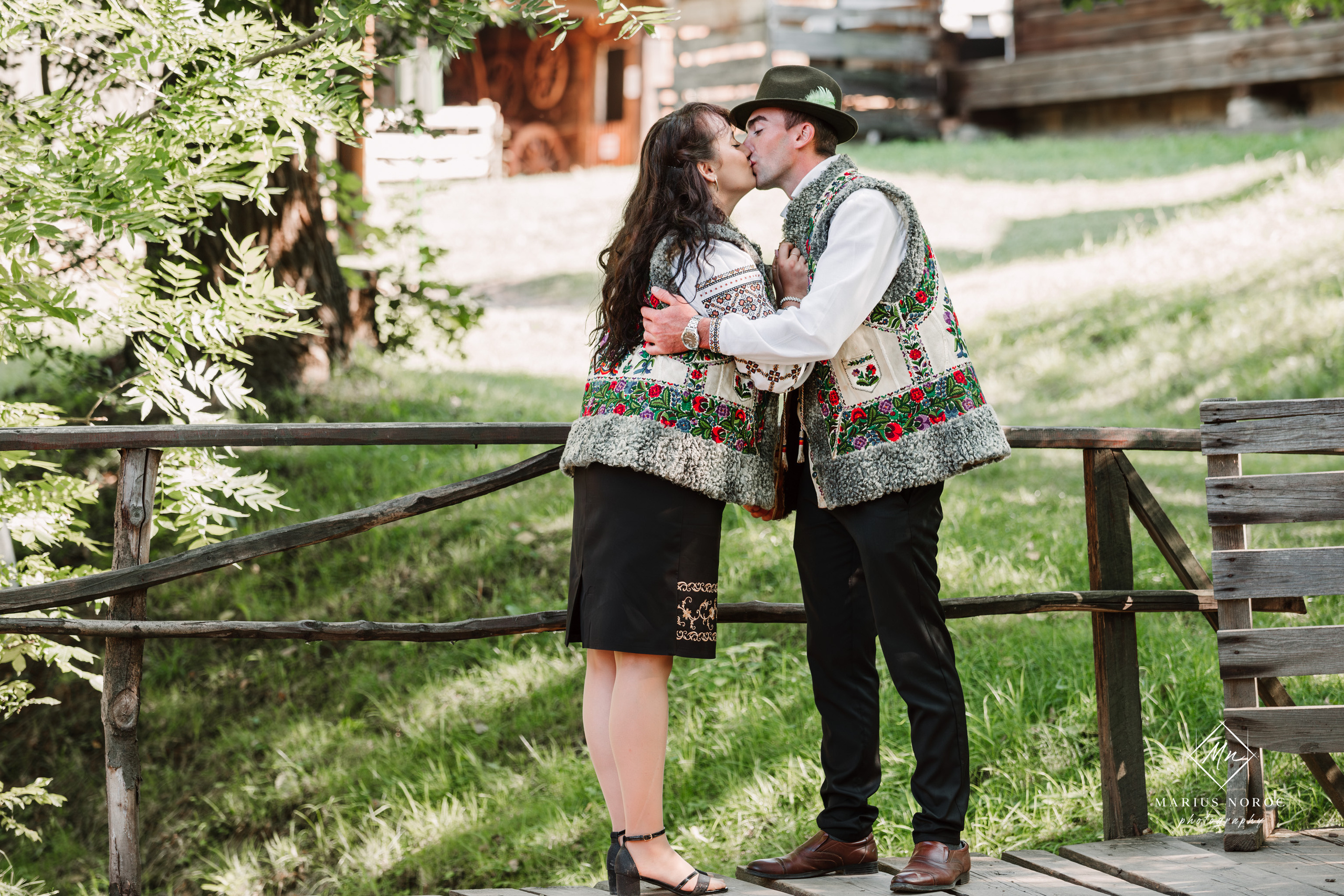 Sabina și Ionuț, îmbrăcați în costume populare bucovinene, au realizat o ședință foto "Save the Date" la Muzeul Satului Bucovinean din Suceava. Fotografii tradiționale și romantice, surprinse într-un peisaj autentic și istoric, evidențiind dragostea și frumusețea tradițiilor locale.