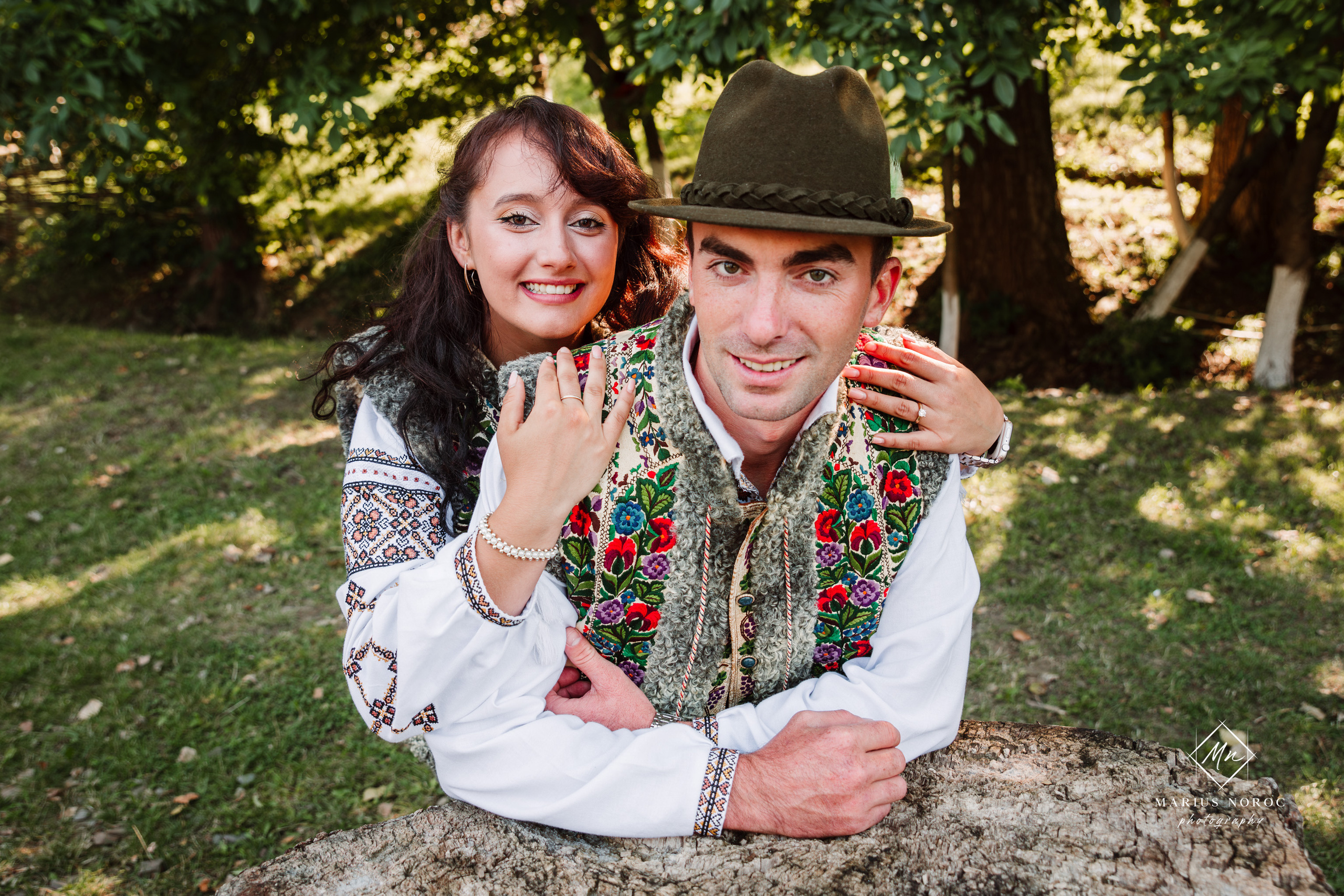 Sabina și Ionuț, îmbrăcați în costume populare bucovinene, au realizat o ședință foto "Save the Date" la Muzeul Satului Bucovinean din Suceava. Fotografii tradiționale și romantice, surprinse într-un peisaj autentic și istoric, evidențiind dragostea și frumusețea tradițiilor locale.