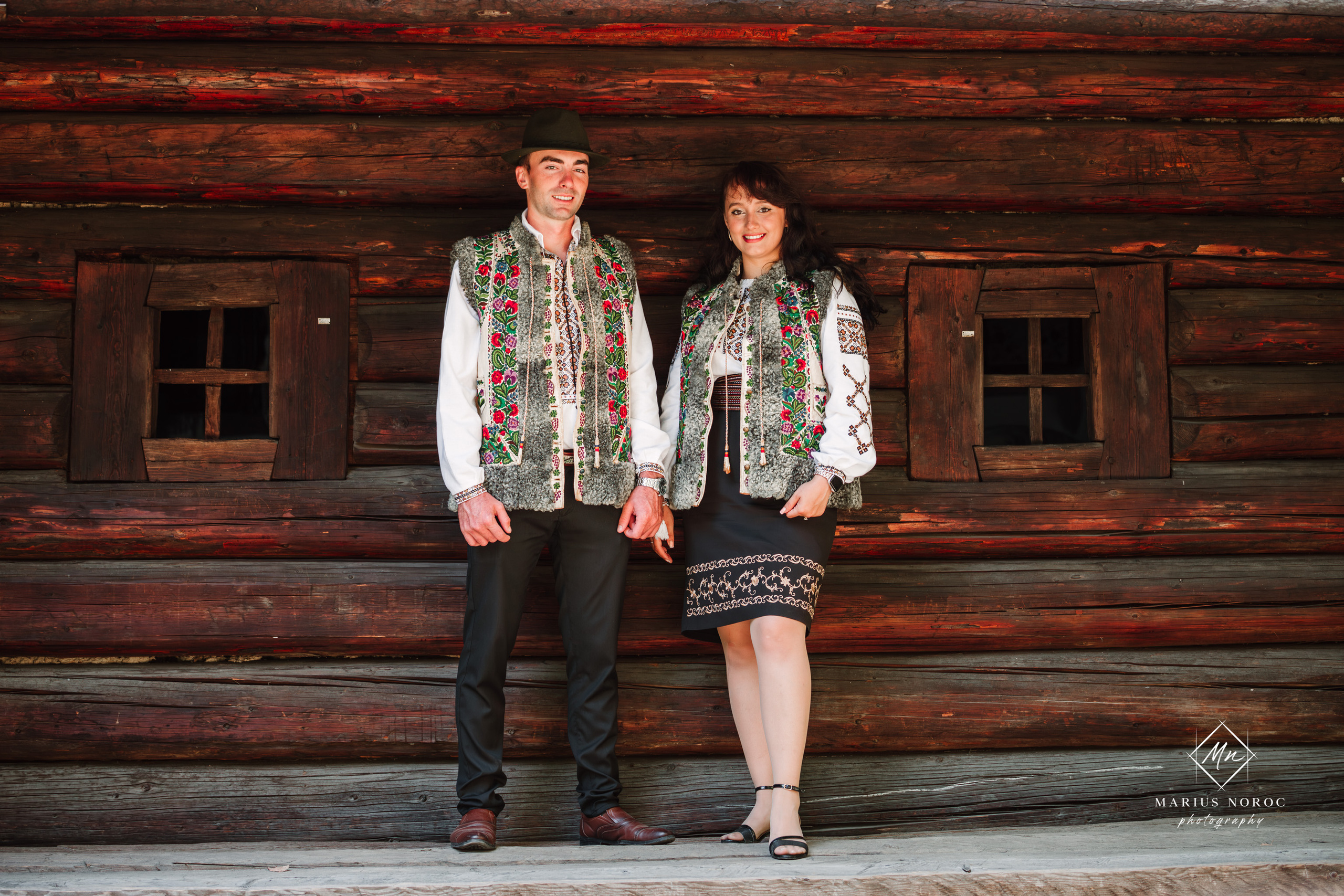 Sabina și Ionuț, îmbrăcați în costume populare bucovinene, au realizat o ședință foto "Save the Date" la Muzeul Satului Bucovinean din Suceava. Fotografii tradiționale și romantice, surprinse într-un peisaj autentic și istoric, evidențiind dragostea și frumusețea tradițiilor locale.