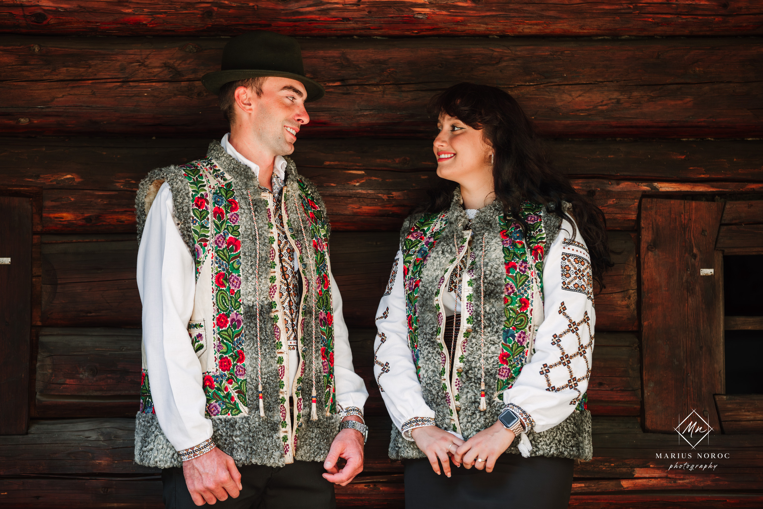 Sabina și Ionuț, îmbrăcați în costume populare bucovinene, au realizat o ședință foto "Save the Date" la Muzeul Satului Bucovinean din Suceava. Fotografii tradiționale și romantice, surprinse într-un peisaj autentic și istoric, evidențiind dragostea și frumusețea tradițiilor locale.