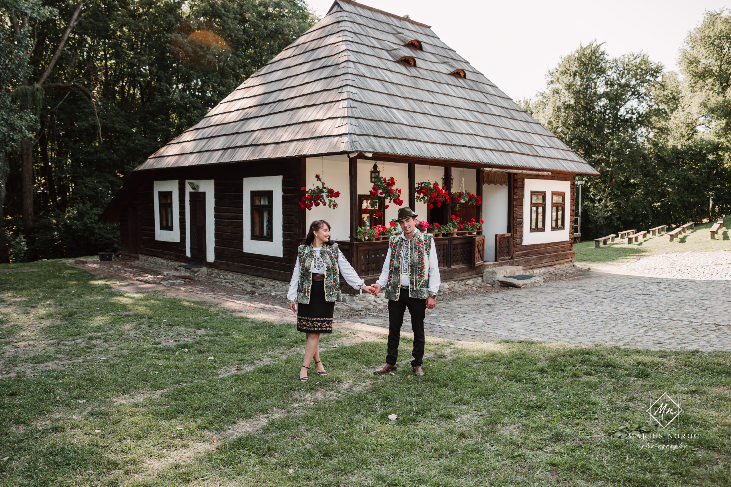 Sabina și Ionuț, îmbrăcați în costume populare bucovinene, au realizat o ședință foto "Save the Date" la Muzeul Satului Bucovinean din Suceava. Fotografii tradiționale și romantice, surprinse într-un peisaj autentic și istoric, evidențiind dragostea și frumusețea tradițiilor locale.