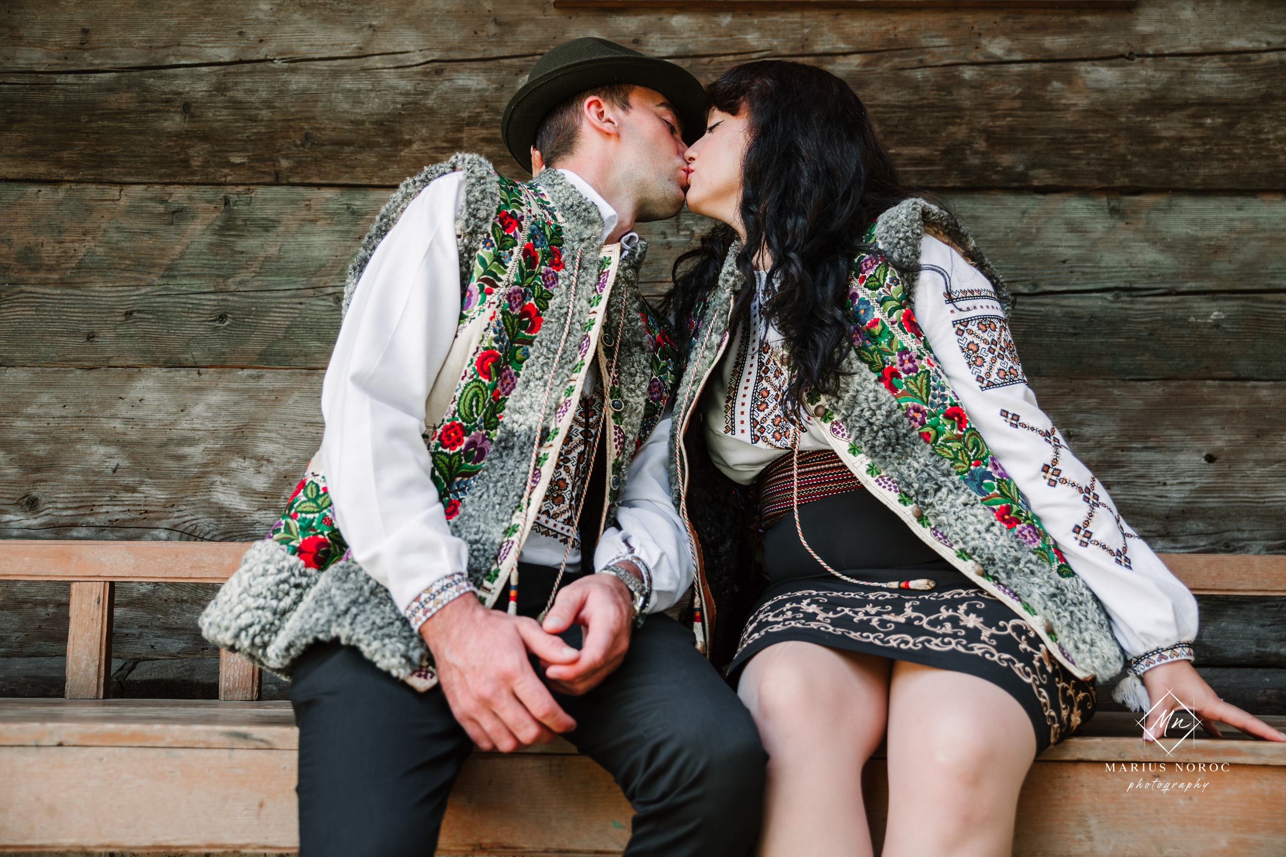 Sabina și Ionuț, îmbrăcați în costume populare bucovinene, au realizat o ședință foto "Save the Date" la Muzeul Satului Bucovinean din Suceava. Fotografii tradiționale și romantice, surprinse într-un peisaj autentic și istoric, evidențiind dragostea și frumusețea tradițiilor locale.