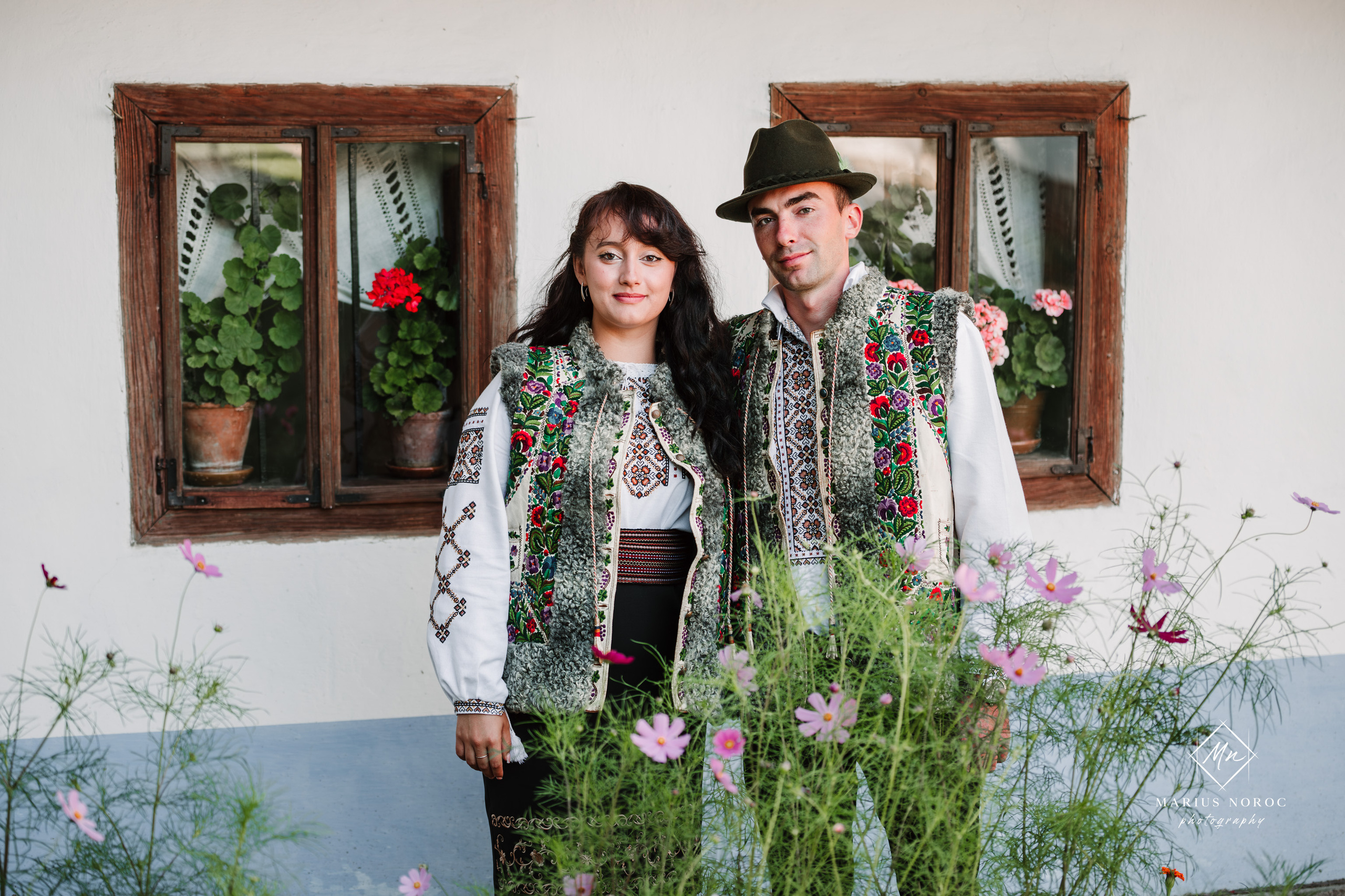 Sabina și Ionuț, îmbrăcați în costume populare bucovinene, au realizat o ședință foto "Save the Date" la Muzeul Satului Bucovinean din Suceava. Fotografii tradiționale și romantice, surprinse într-un peisaj autentic și istoric, evidențiind dragostea și frumusețea tradițiilor locale.