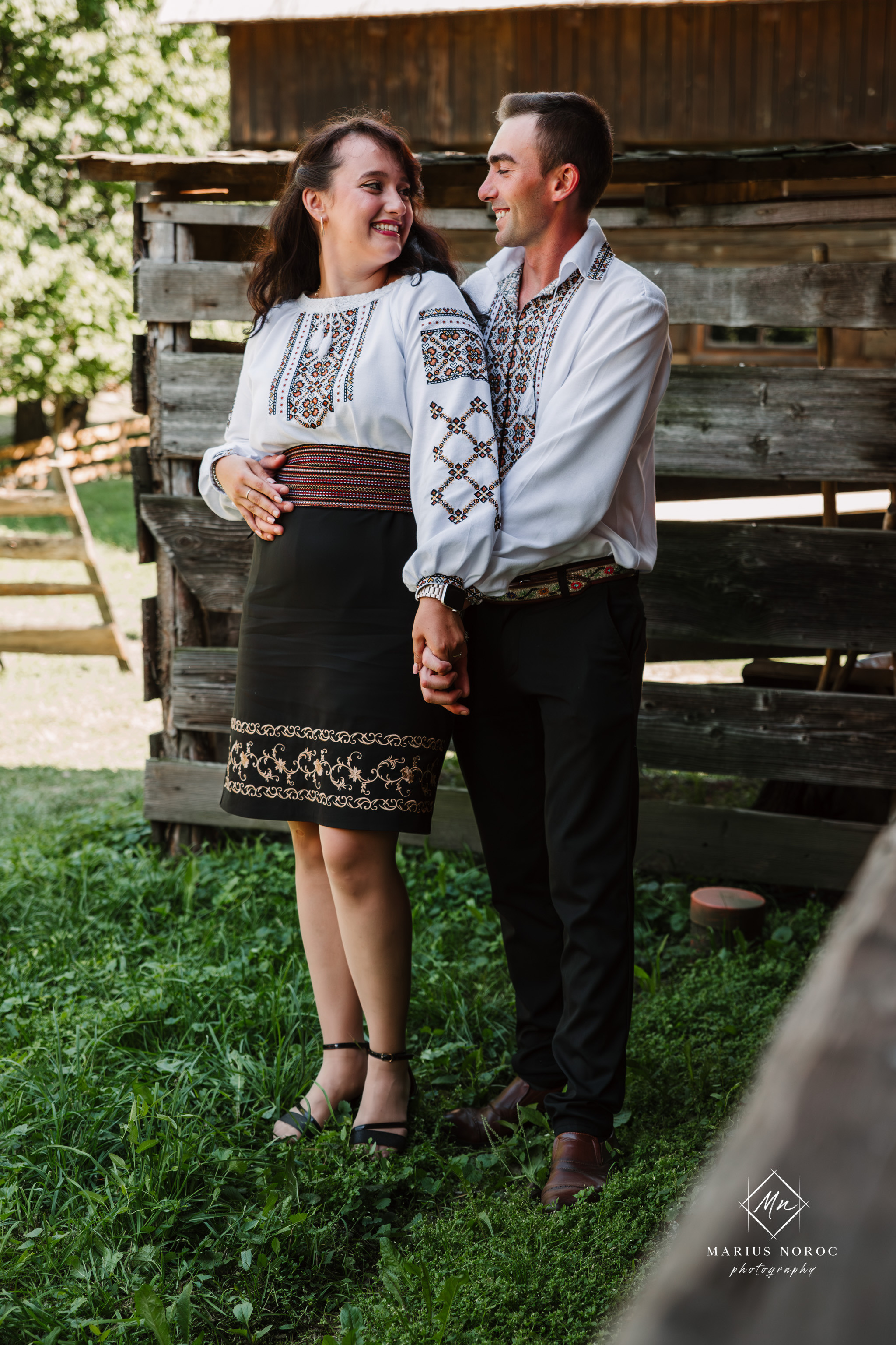 Sabina și Ionuț, îmbrăcați în costume populare bucovinene, au realizat o ședință foto "Save the Date" la Muzeul Satului Bucovinean din Suceava. Fotografii tradiționale și romantice, surprinse într-un peisaj autentic și istoric, evidențiind dragostea și frumusețea tradițiilor locale.