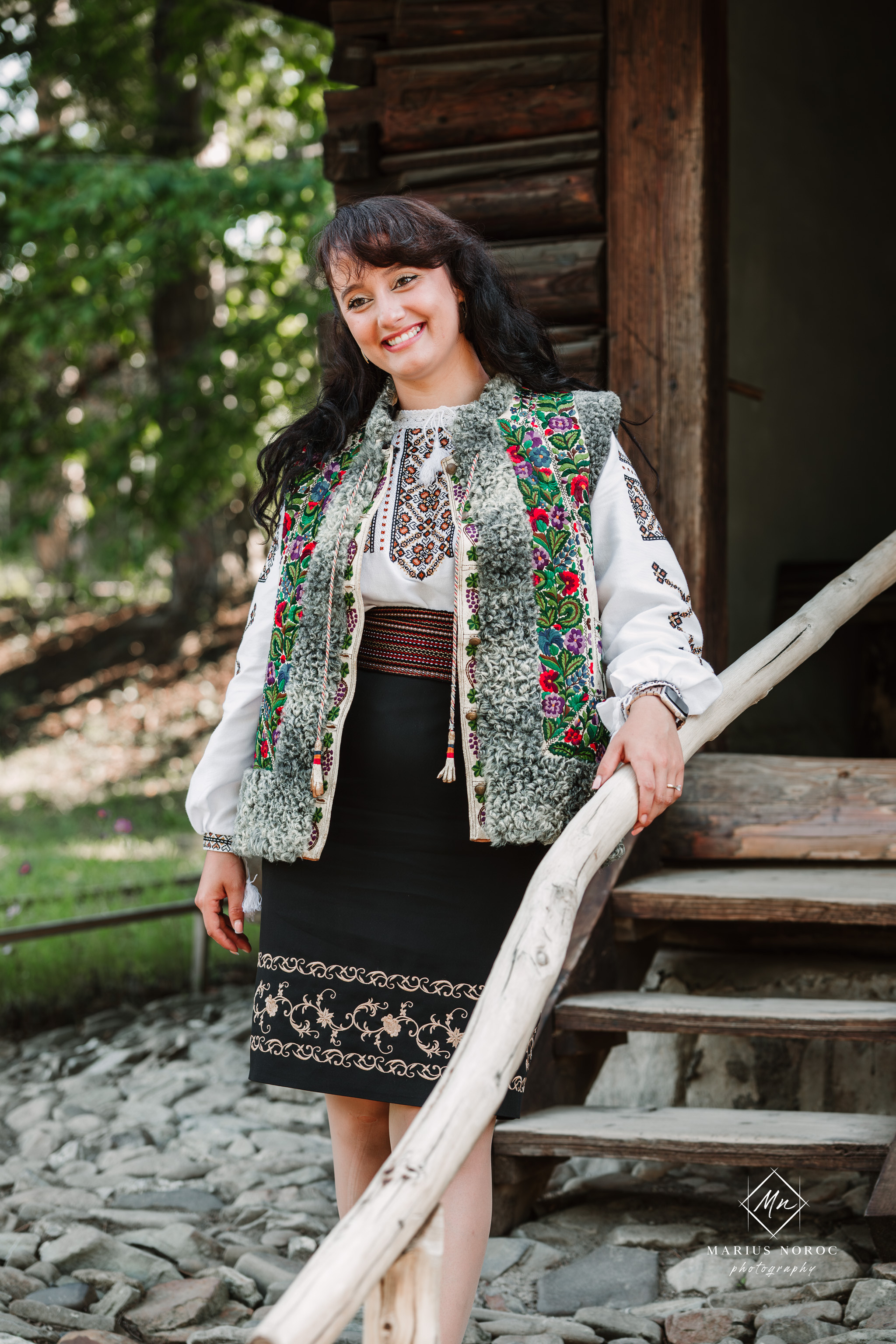 Sabina și Ionuț, îmbrăcați în costume populare bucovinene, au realizat o ședință foto "Save the Date" la Muzeul Satului Bucovinean din Suceava. Fotografii tradiționale și romantice, surprinse într-un peisaj autentic și istoric, evidențiind dragostea și frumusețea tradițiilor locale.