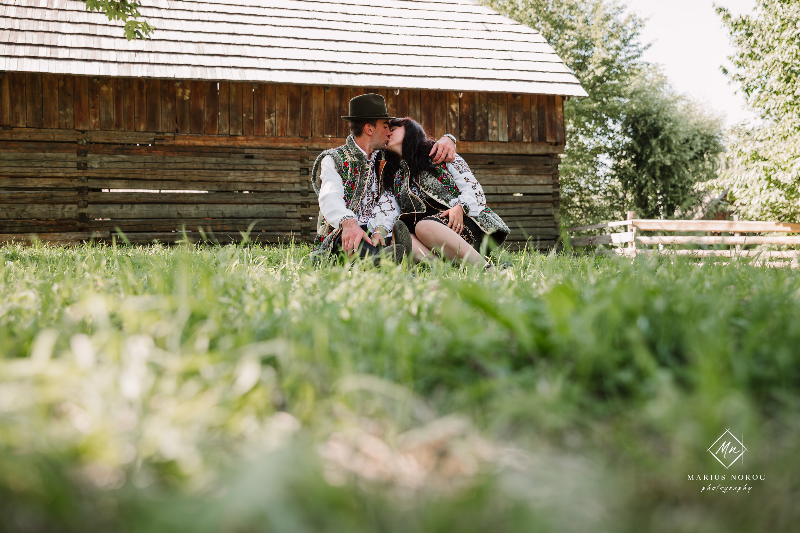 Sabina și Ionuț, îmbrăcați în costume populare bucovinene, au realizat o ședință foto "Save the Date" la Muzeul Satului Bucovinean din Suceava. Fotografii tradiționale și romantice, surprinse într-un peisaj autentic și istoric, evidențiind dragostea și frumusețea tradițiilor locale.