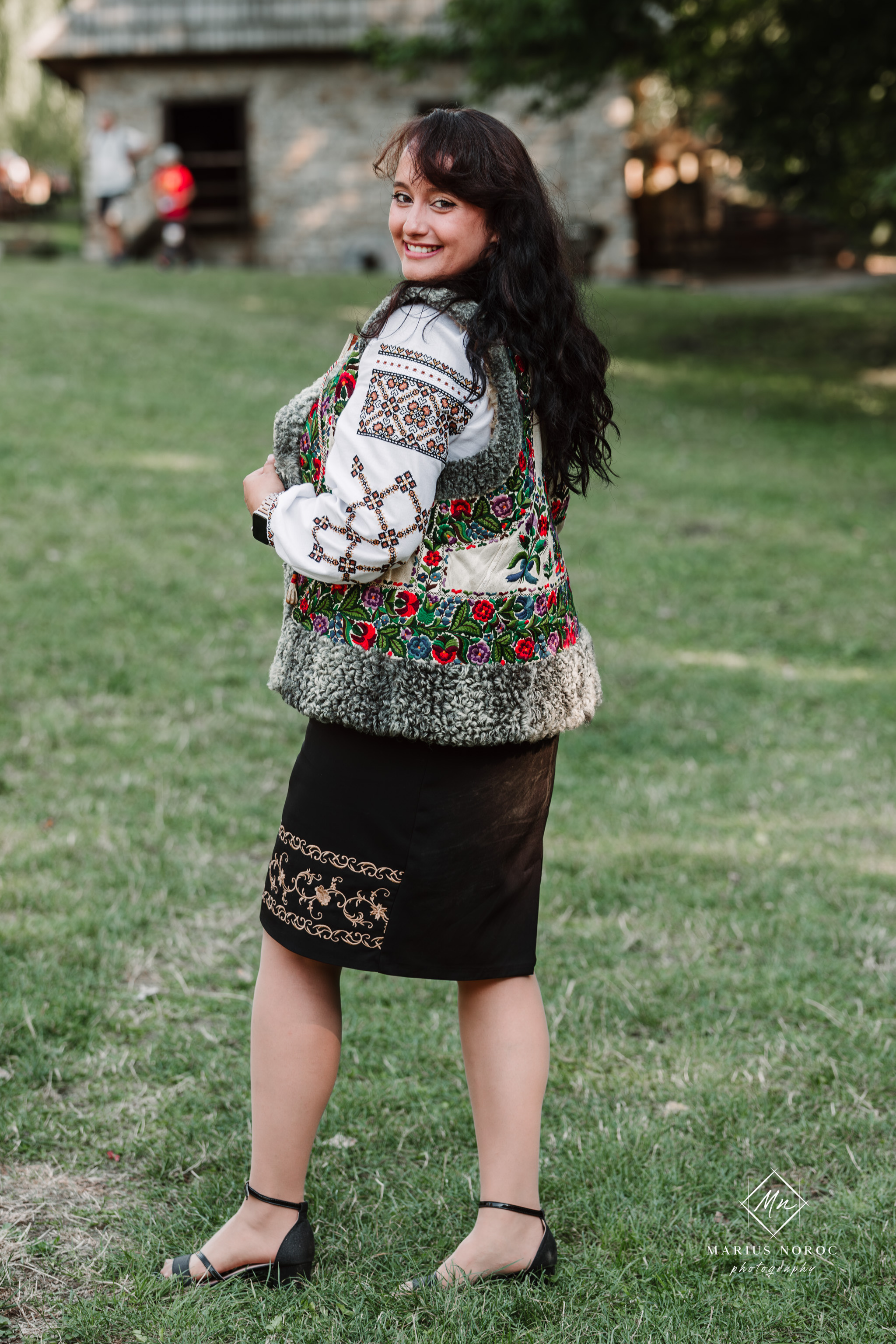 Sabina și Ionuț, îmbrăcați în costume populare bucovinene, au realizat o ședință foto "Save the Date" la Muzeul Satului Bucovinean din Suceava. Fotografii tradiționale și romantice, surprinse într-un peisaj autentic și istoric, evidențiind dragostea și frumusețea tradițiilor locale.