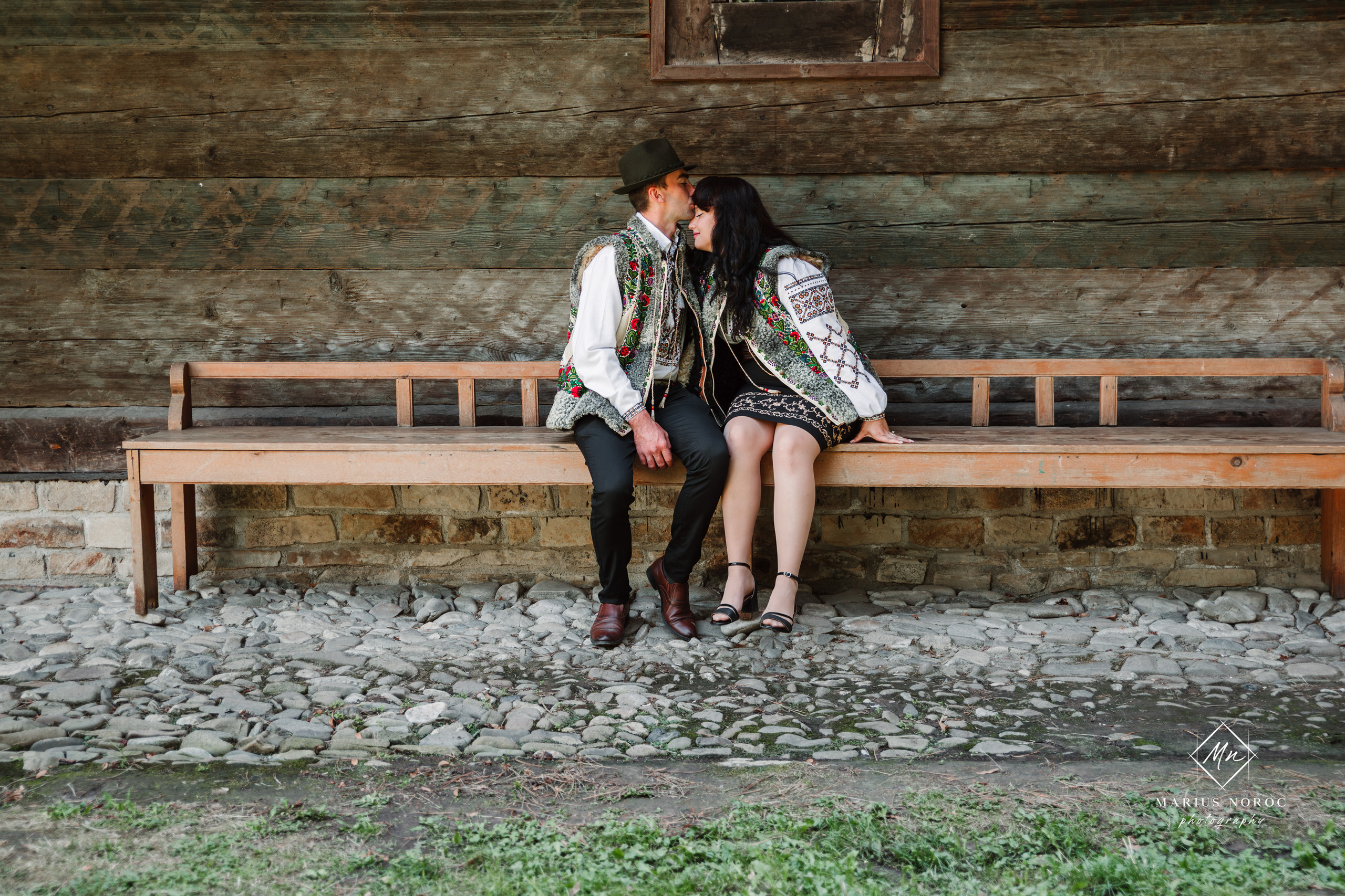 Sabina și Ionuț, îmbrăcați în costume populare bucovinene, au realizat o ședință foto "Save the Date" la Muzeul Satului Bucovinean din Suceava. Fotografii tradiționale și romantice, surprinse într-un peisaj autentic și istoric, evidențiind dragostea și frumusețea tradițiilor locale.