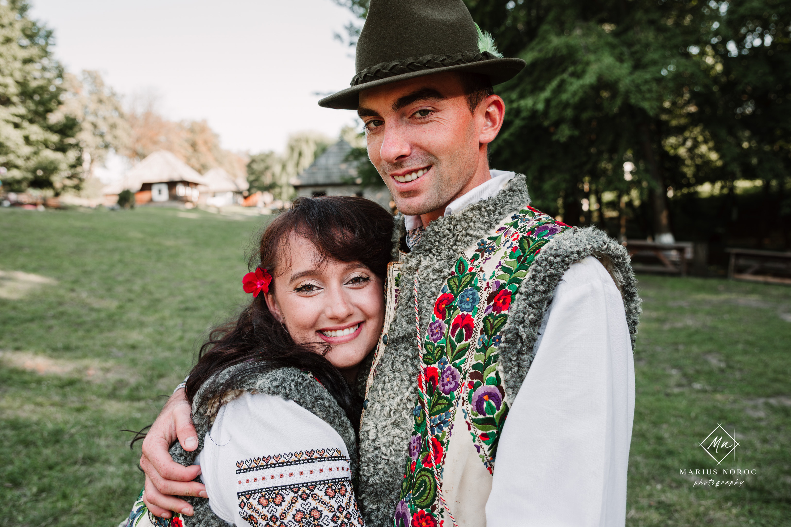 Sabina și Ionuț, îmbrăcați în costume populare bucovinene, au realizat o ședință foto "Save the Date" la Muzeul Satului Bucovinean din Suceava. Fotografii tradiționale și romantice, surprinse într-un peisaj autentic și istoric, evidențiind dragostea și frumusețea tradițiilor locale.