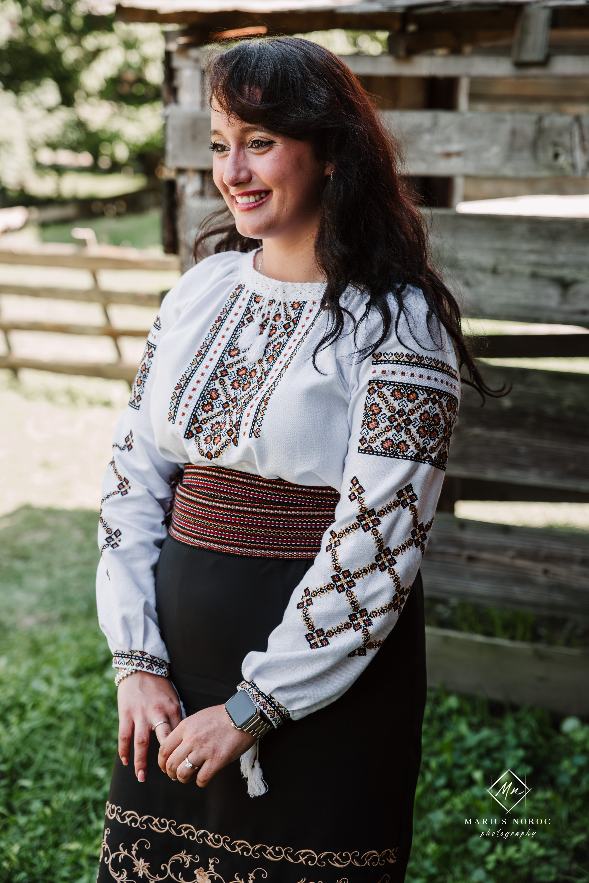 Sabina și Ionuț, îmbrăcați în costume populare bucovinene, au realizat o ședință foto "Save the Date" la Muzeul Satului Bucovinean din Suceava. Fotografii tradiționale și romantice, surprinse într-un peisaj autentic și istoric, evidențiind dragostea și frumusețea tradițiilor locale.