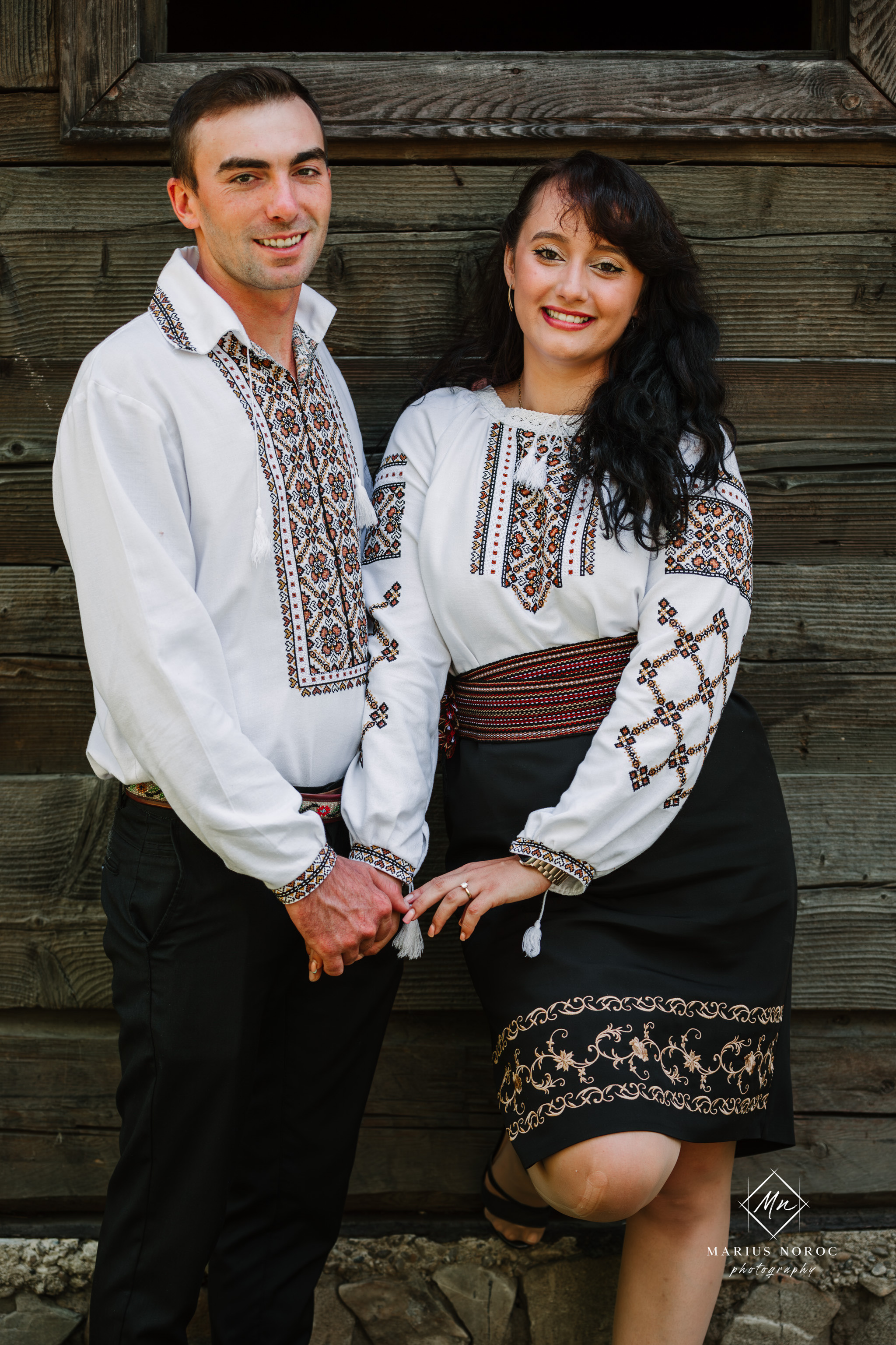 Sabina și Ionuț, îmbrăcați în costume populare bucovinene, au realizat o ședință foto "Save the Date" la Muzeul Satului Bucovinean din Suceava. Fotografii tradiționale și romantice, surprinse într-un peisaj autentic și istoric, evidențiind dragostea și frumusețea tradițiilor locale.