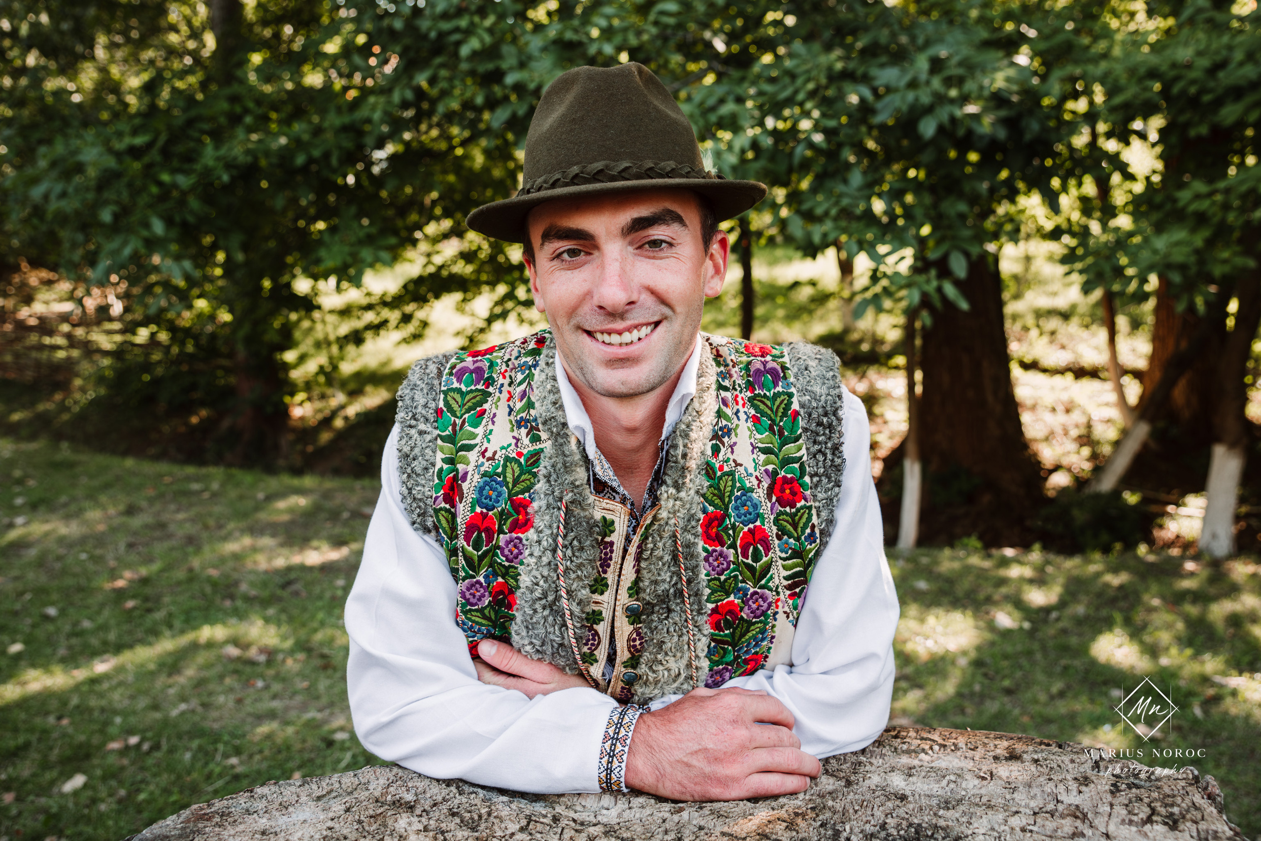 Sabina și Ionuț, îmbrăcați în costume populare bucovinene, au realizat o ședință foto "Save the Date" la Muzeul Satului Bucovinean din Suceava. Fotografii tradiționale și romantice, surprinse într-un peisaj autentic și istoric, evidențiind dragostea și frumusețea tradițiilor locale.