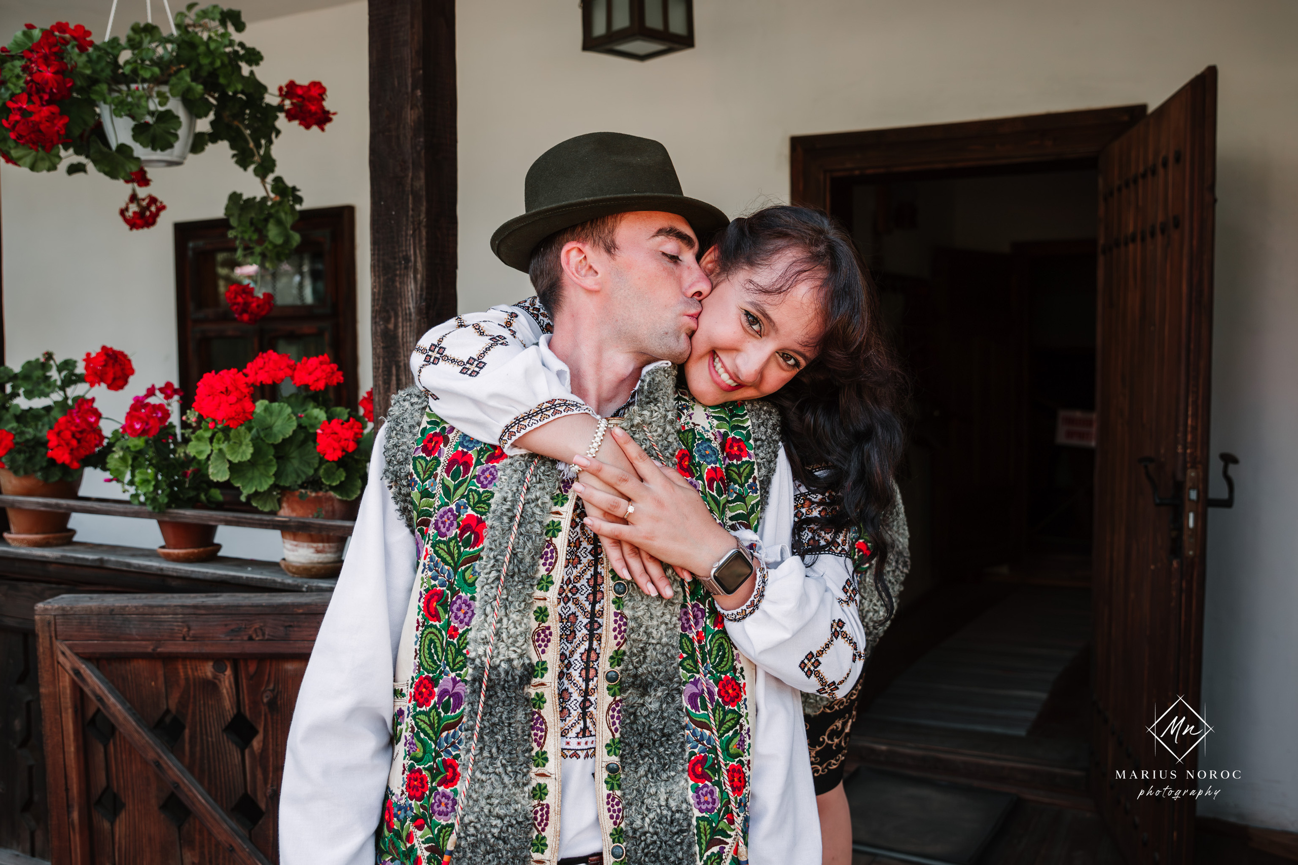 Sabina și Ionuț, îmbrăcați în costume populare bucovinene, au realizat o ședință foto "Save the Date" la Muzeul Satului Bucovinean din Suceava. Fotografii tradiționale și romantice, surprinse într-un peisaj autentic și istoric, evidențiind dragostea și frumusețea tradițiilor locale.