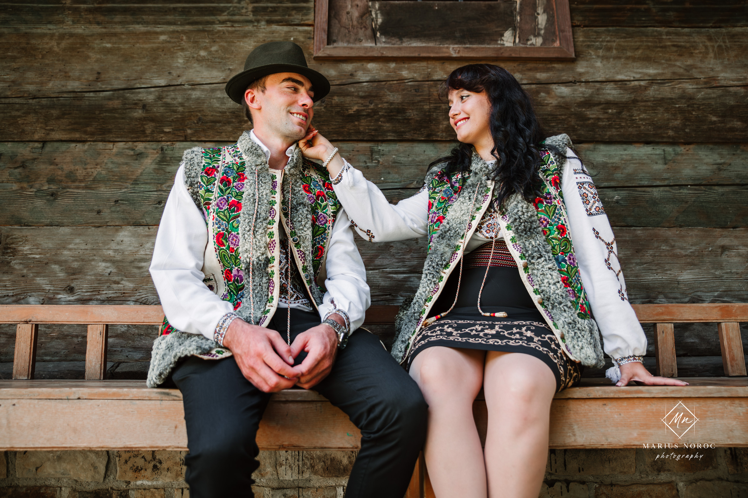 Sabina și Ionuț, îmbrăcați în costume populare bucovinene, au realizat o ședință foto "Save the Date" la Muzeul Satului Bucovinean din Suceava. Fotografii tradiționale și romantice, surprinse într-un peisaj autentic și istoric, evidențiind dragostea și frumusețea tradițiilor locale.