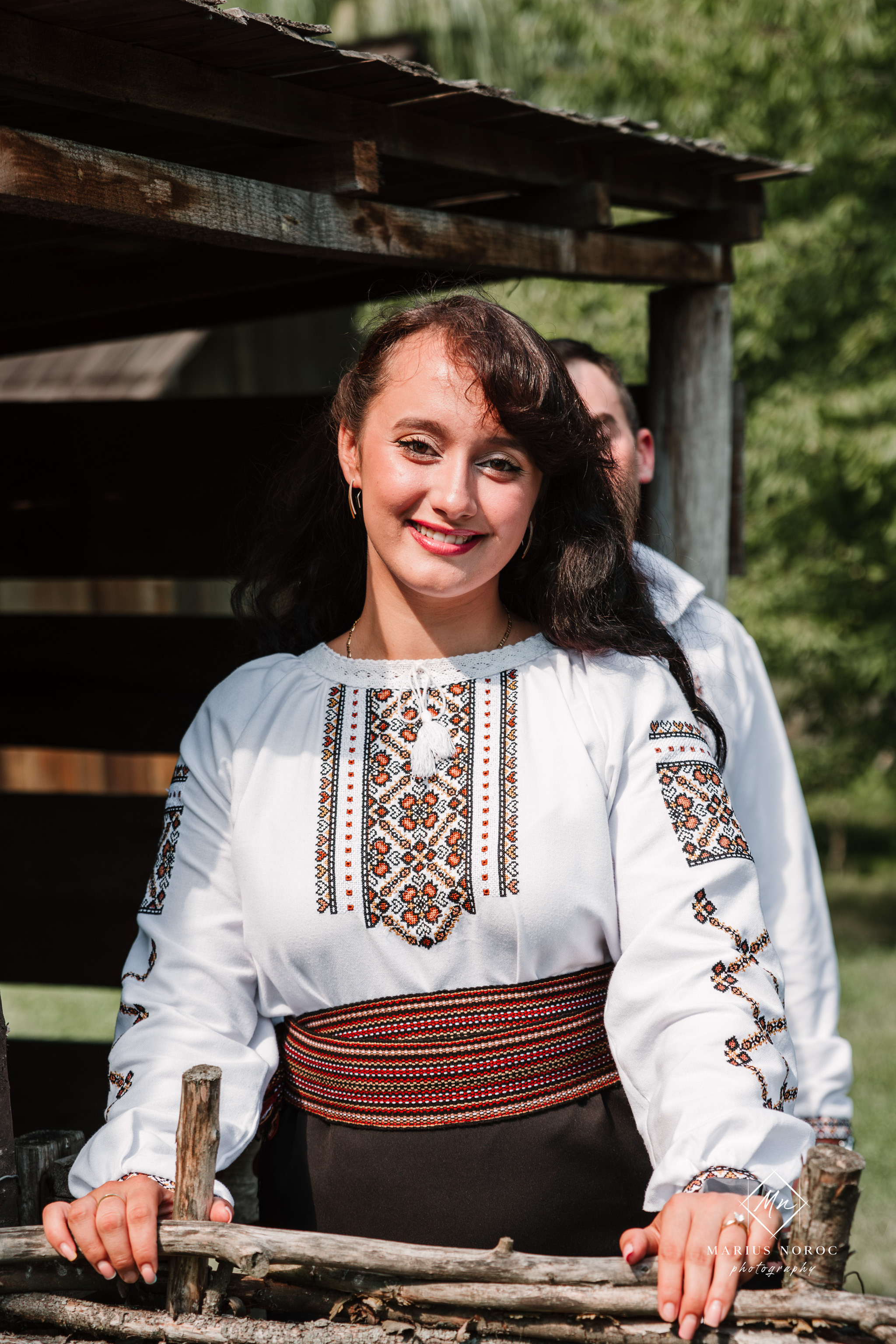 Sabina și Ionuț, îmbrăcați în costume populare bucovinene, au realizat o ședință foto "Save the Date" la Muzeul Satului Bucovinean din Suceava. Fotografii tradiționale și romantice, surprinse într-un peisaj autentic și istoric, evidențiind dragostea și frumusețea tradițiilor locale.