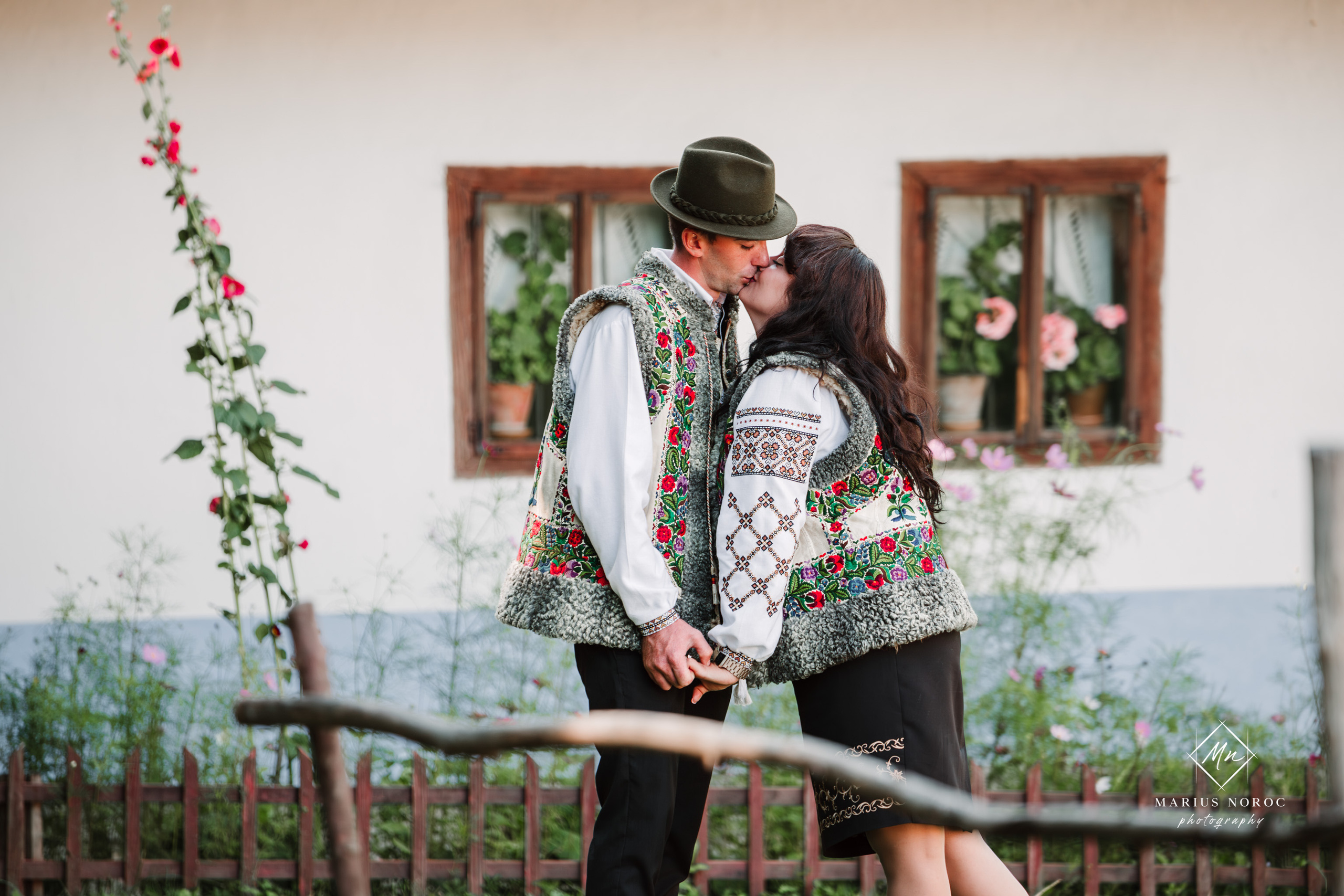 Sabina și Ionuț, îmbrăcați în costume populare bucovinene, au realizat o ședință foto "Save the Date" la Muzeul Satului Bucovinean din Suceava. Fotografii tradiționale și romantice, surprinse într-un peisaj autentic și istoric, evidențiind dragostea și frumusețea tradițiilor locale.