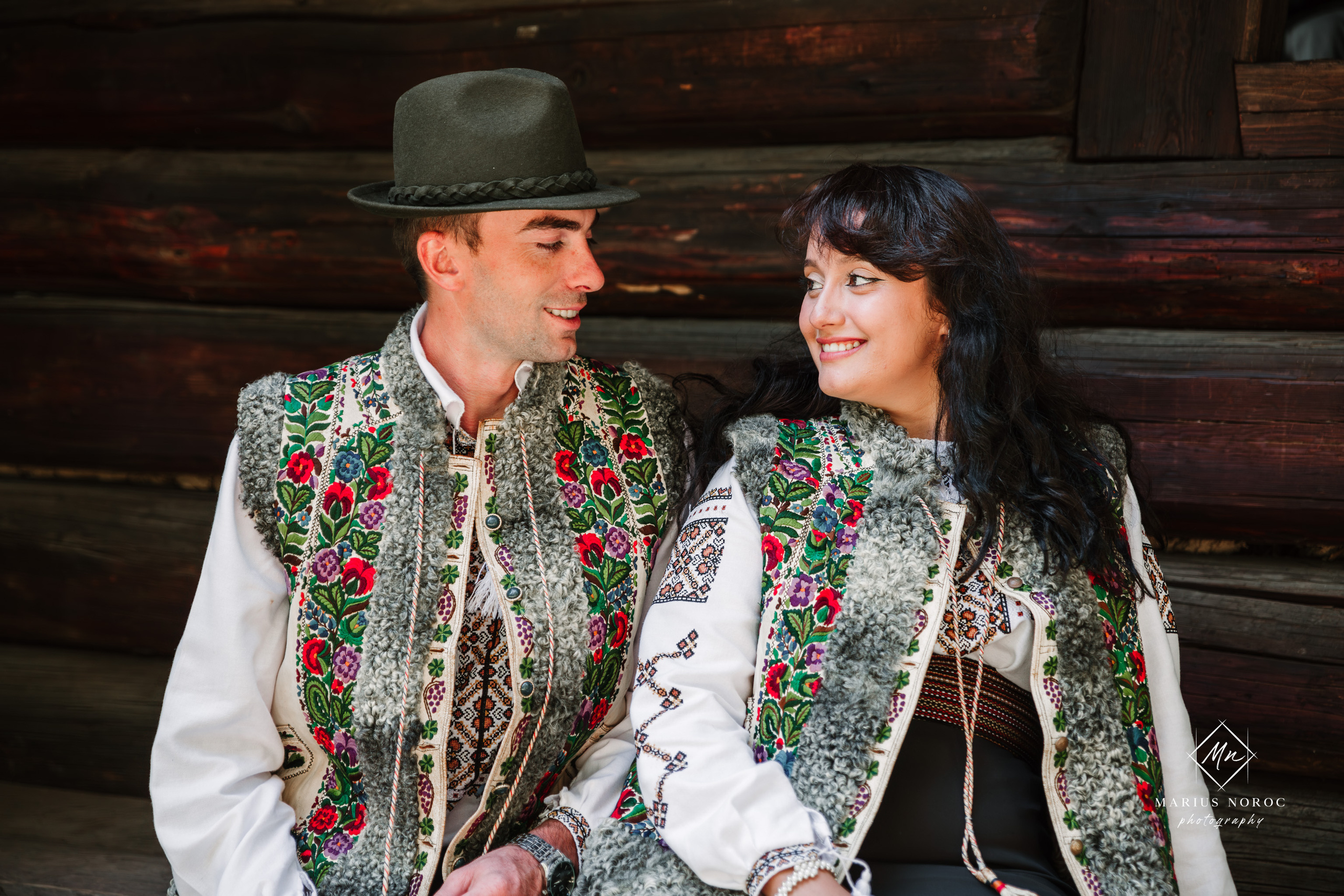 Sabina și Ionuț, îmbrăcați în costume populare bucovinene, au realizat o ședință foto "Save the Date" la Muzeul Satului Bucovinean din Suceava. Fotografii tradiționale și romantice, surprinse într-un peisaj autentic și istoric, evidențiind dragostea și frumusețea tradițiilor locale.